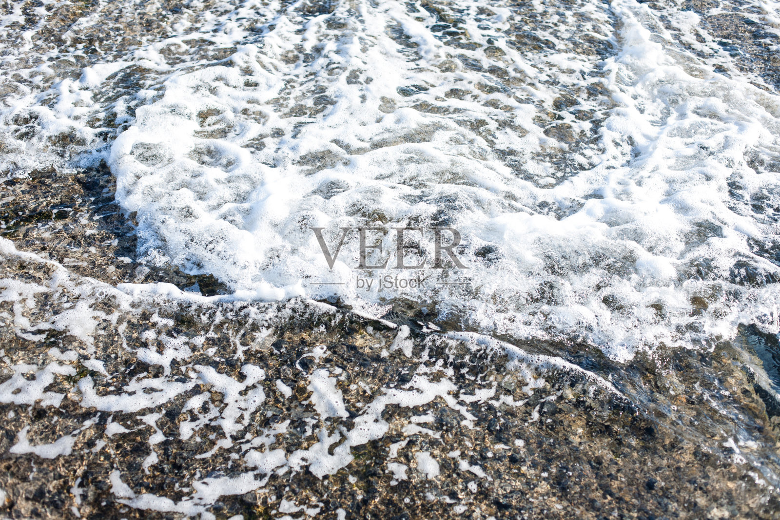 柔软的黑海海浪在沙滩上照片摄影图片