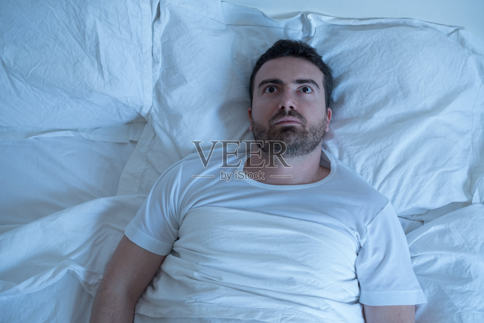 一个深思熟虑的人晚上想睡在自己的床上照片摄影图片