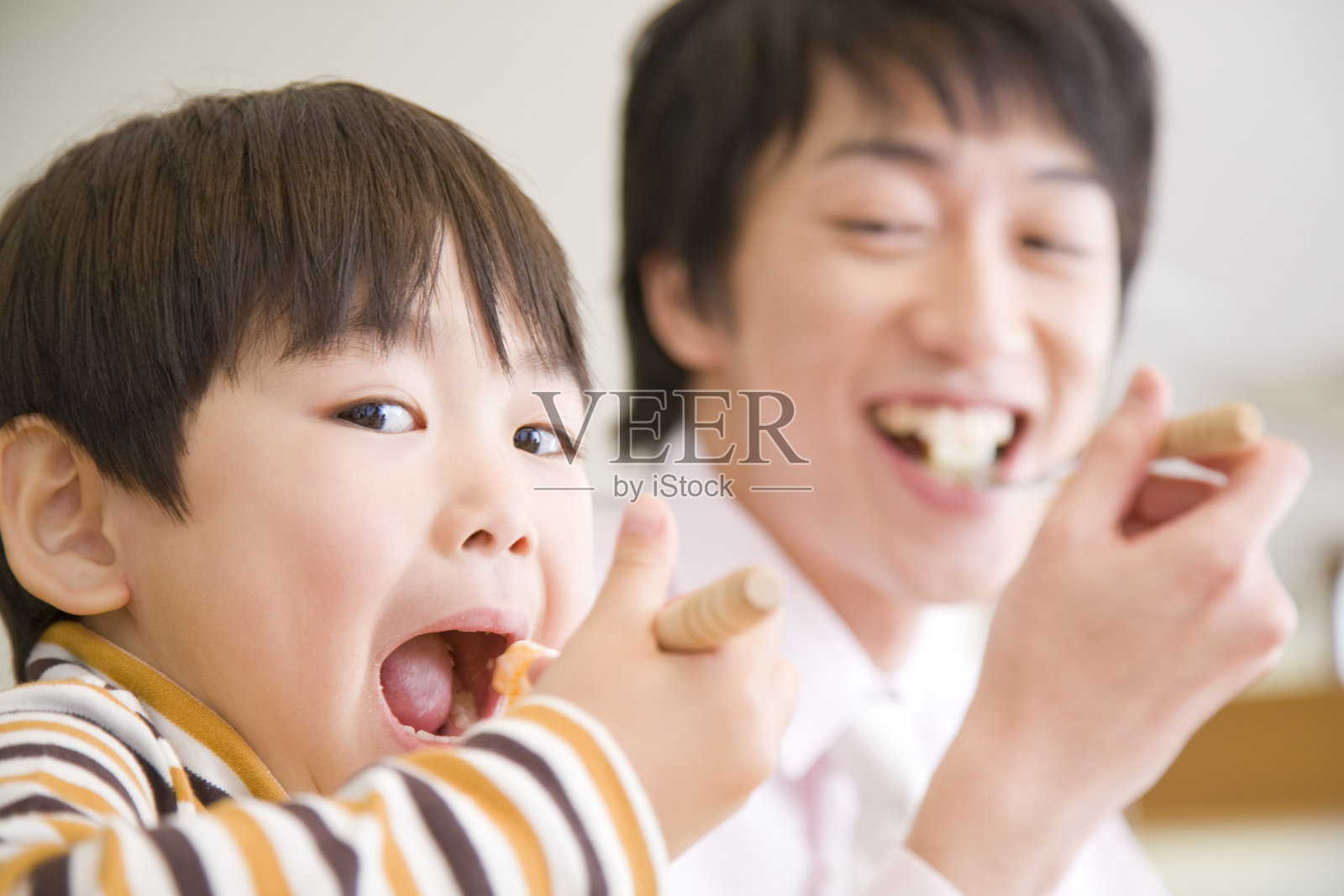 儿子和爸爸要吃饭照片摄影图片