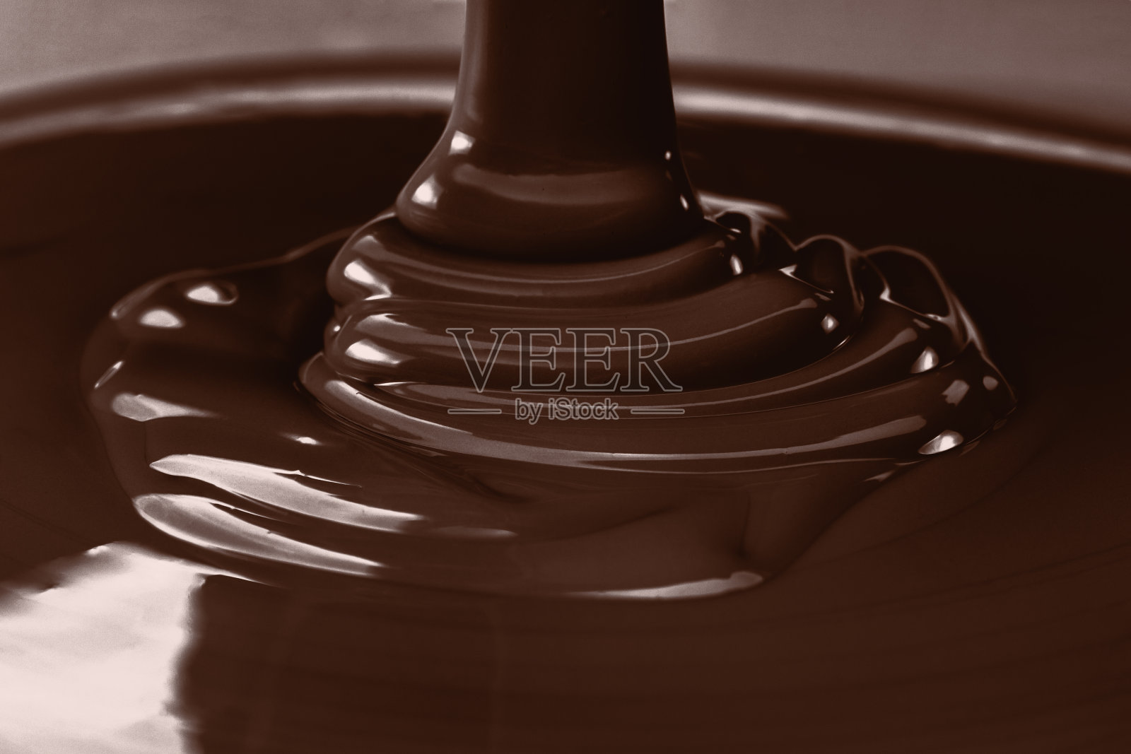倒入液体热巧克力特写。做甜点。照片摄影图片