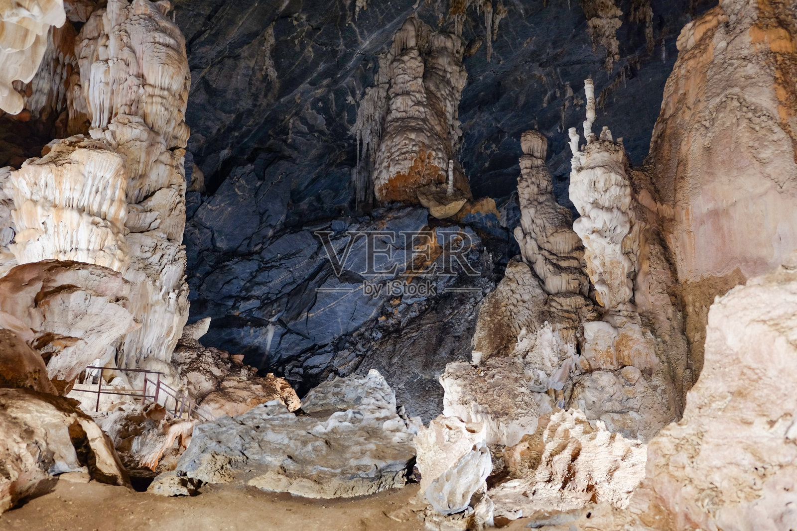 普菲塞洞的石笋和钟乳石照片摄影图片