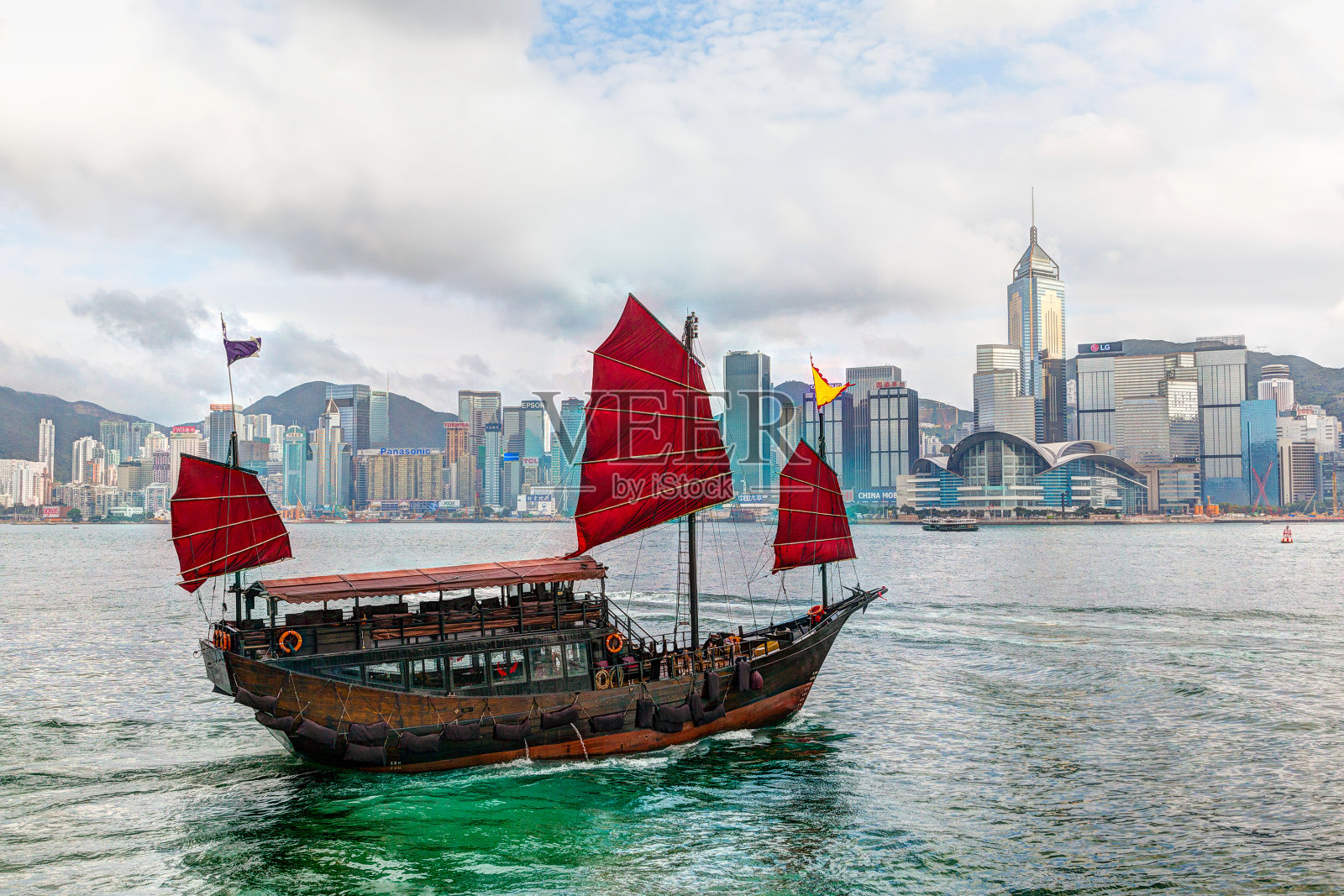 香港景观:维多利亚港上的中国帆船照片摄影图片