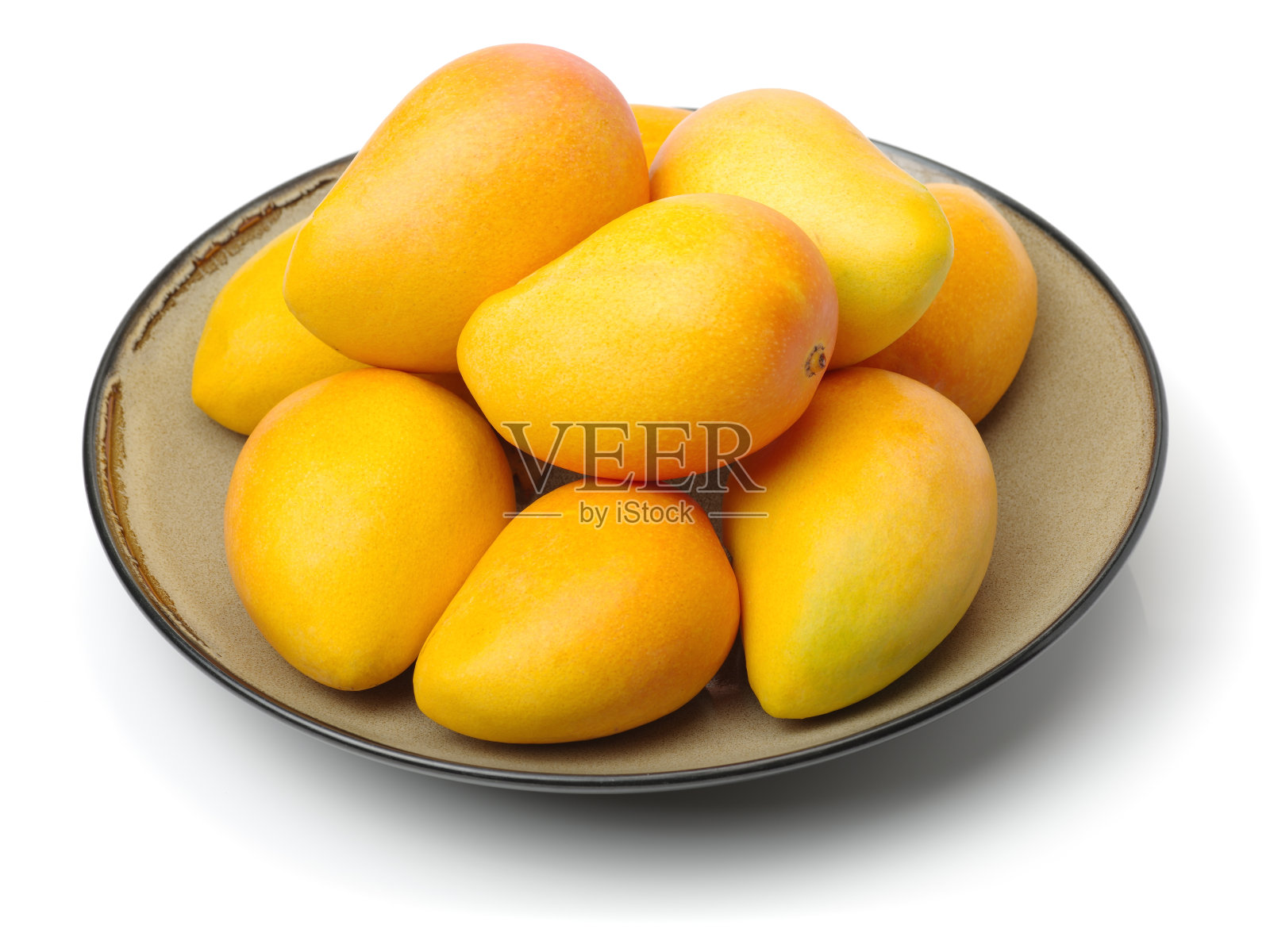 白色背景上准备吃的黄色芒果照片摄影图片