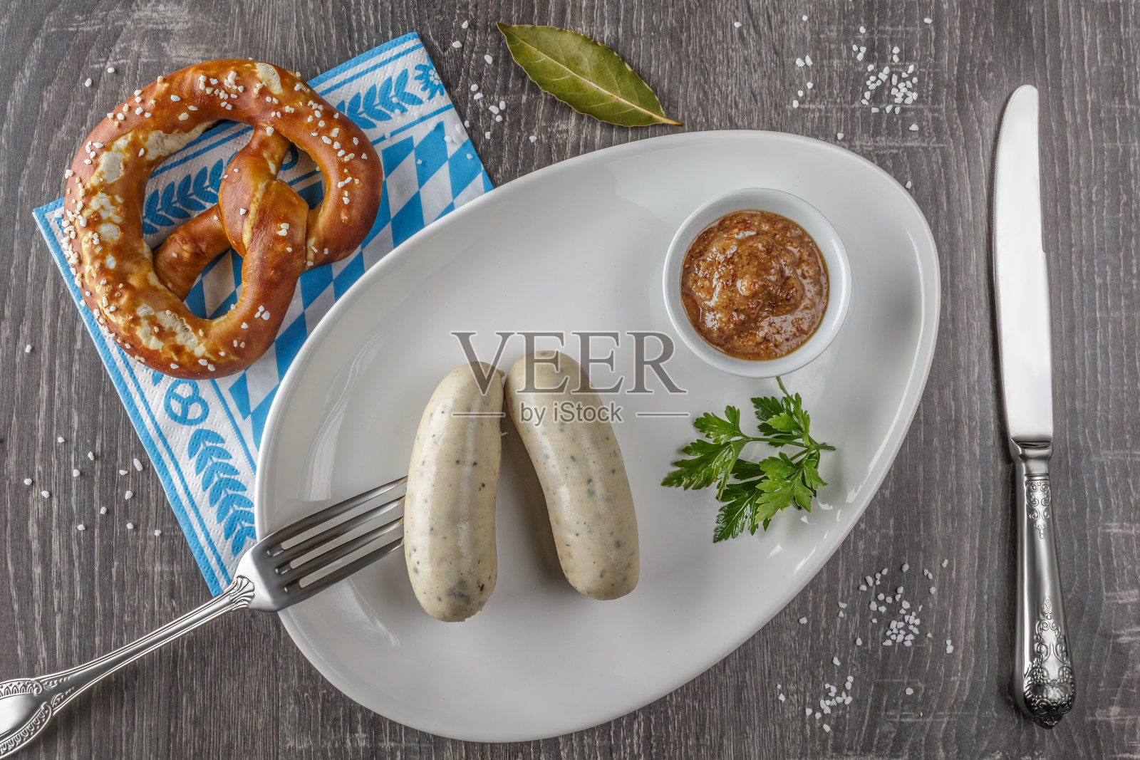 巴伐利亚小牛肉香肠配椒盐卷饼照片摄影图片