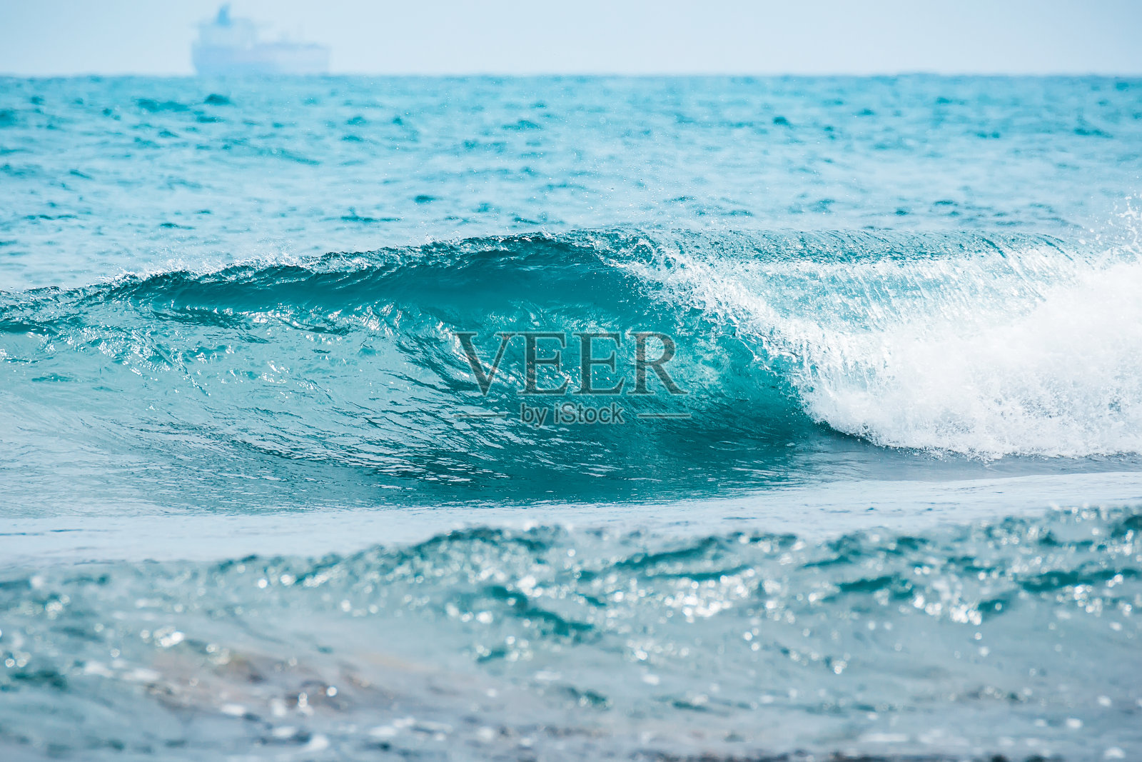 蓝色波浪桶撞击。热带海洋中的波浪。照片摄影图片