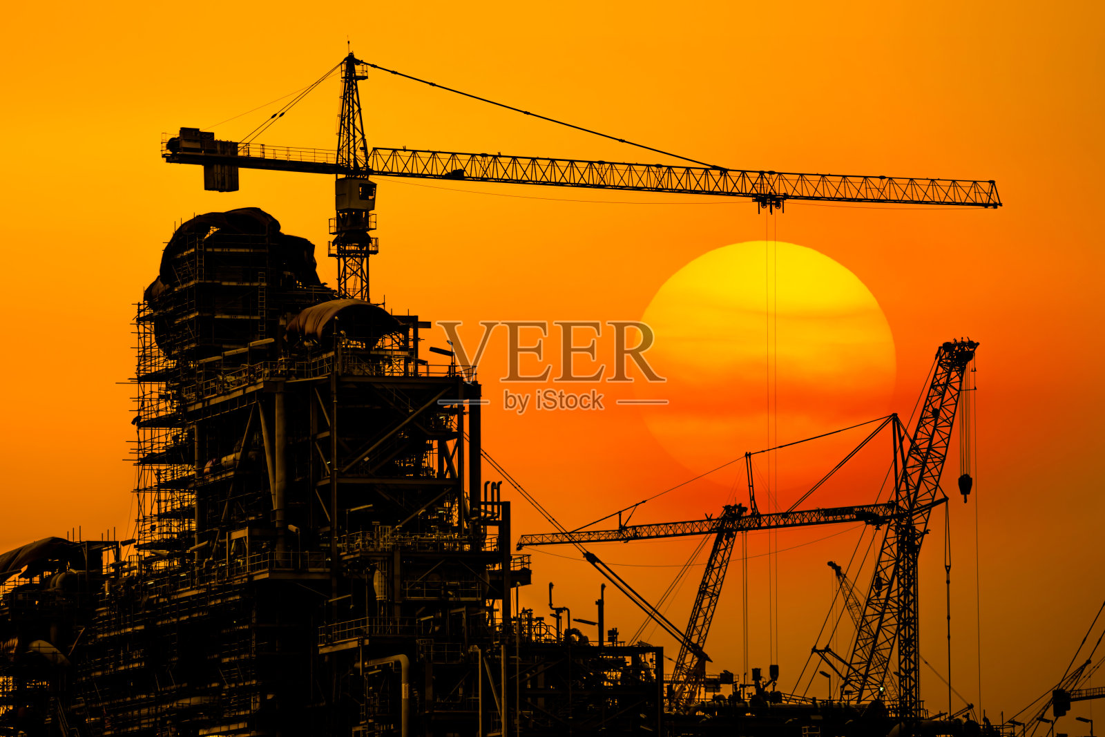 炼油厂建设中的剪影，工业炼油厂的建设照片摄影图片