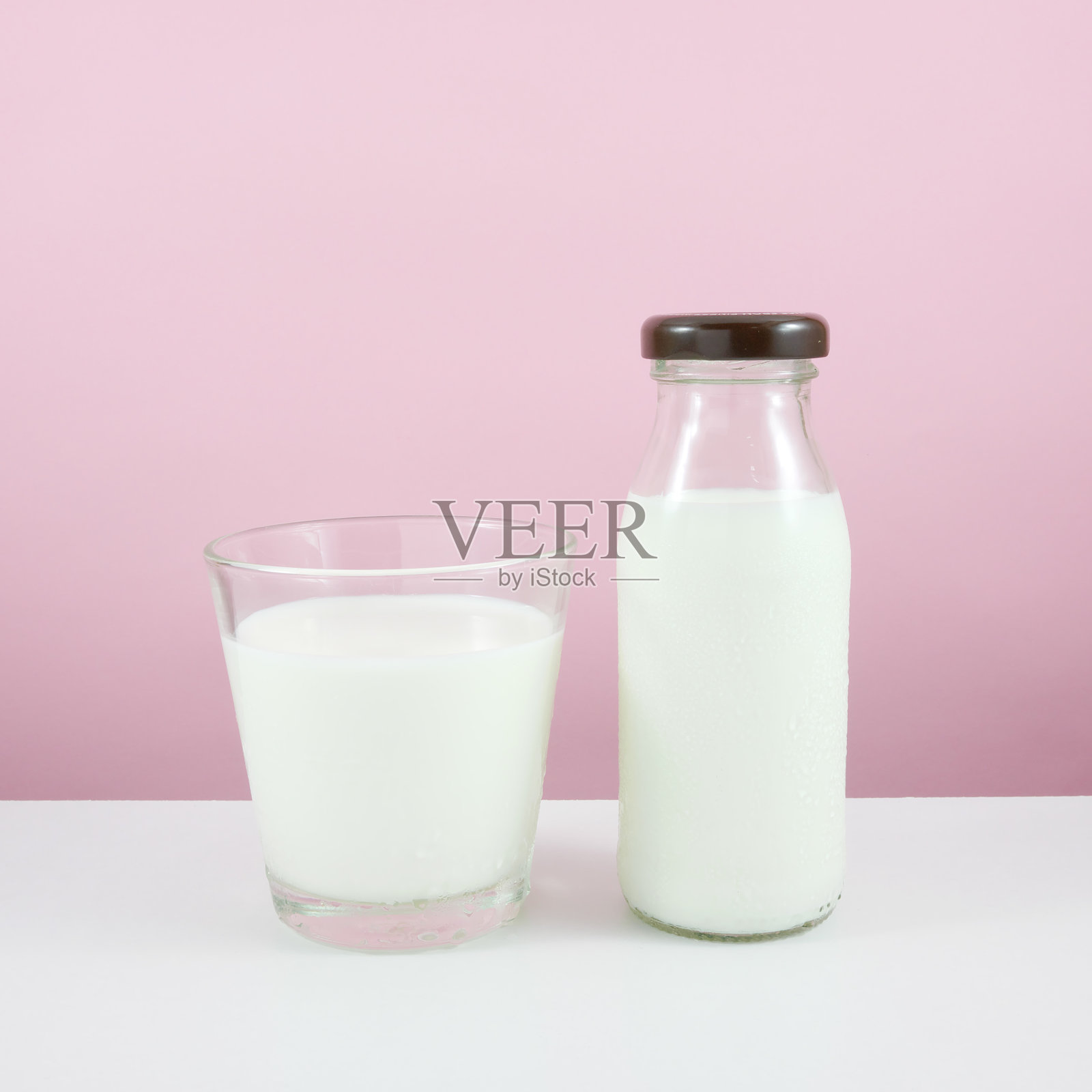 新鲜牛奶的玻璃杯和瓶子照片摄影图片
