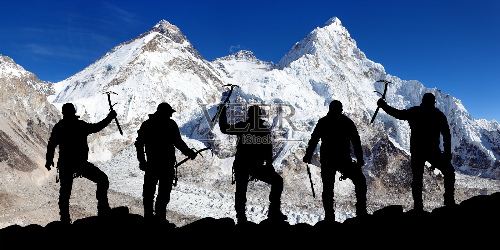 珠穆朗玛峰和洛子山以及登山者的剪影照片摄影图片