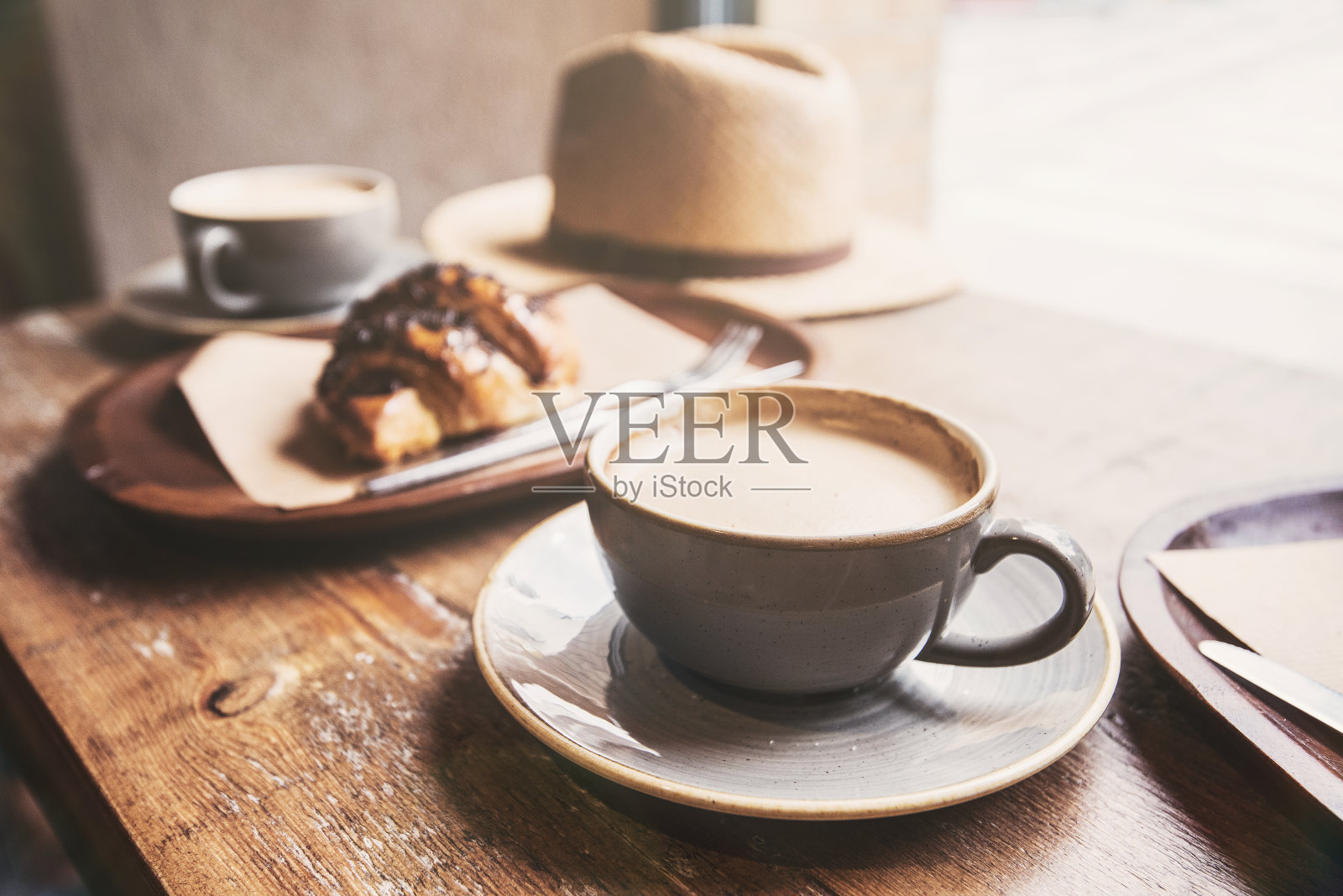 咖啡馆里的咖啡和羊角面包早餐照片摄影图片