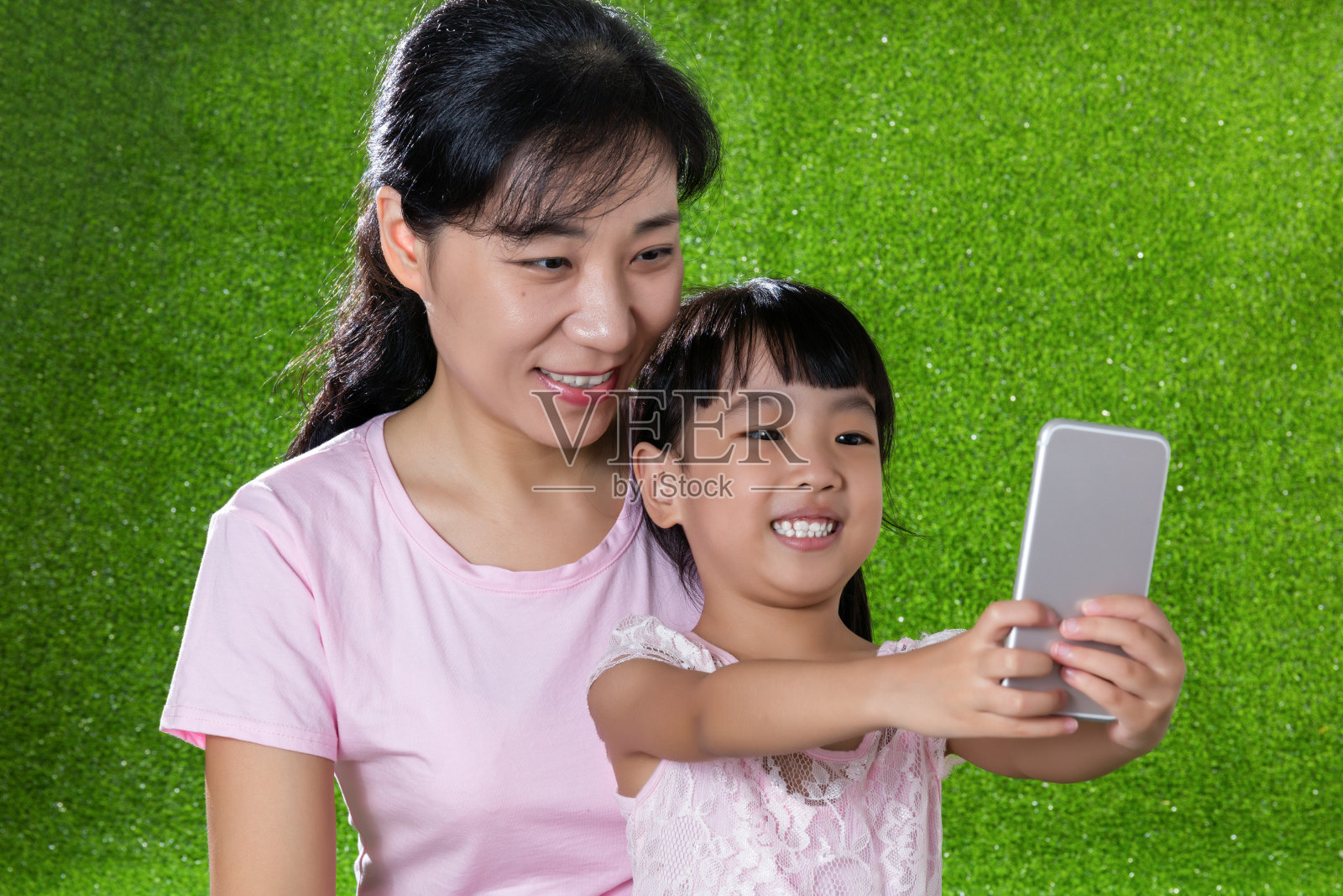 亚洲华人妈妈和女儿在玩智能手机照片摄影图片