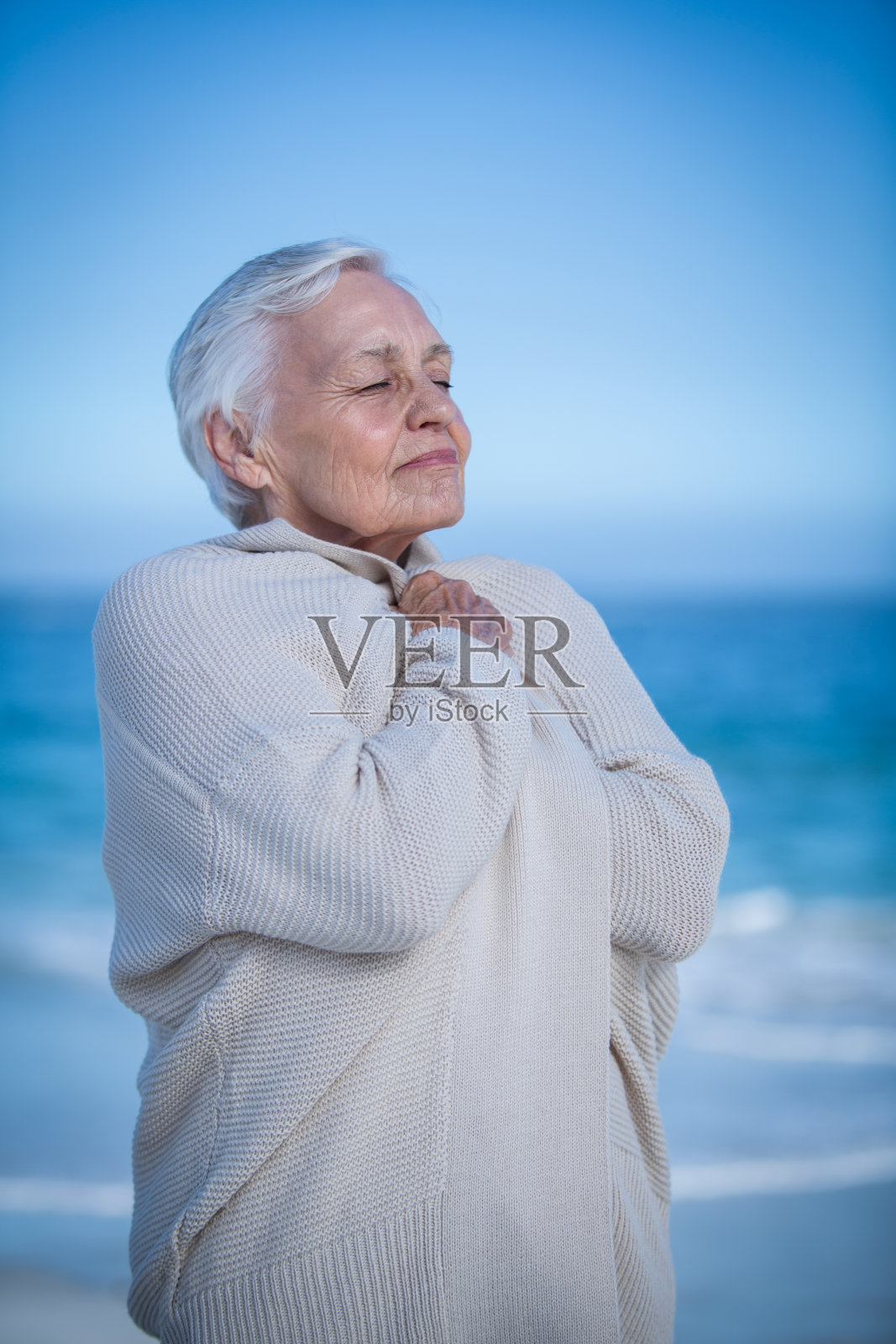 年长妇女放松和呼吸照片摄影图片