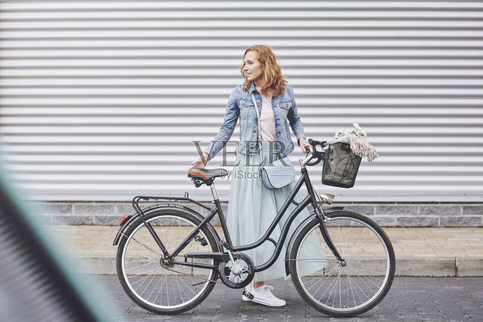 时尚的女人在城市里骑着都市自行车照片摄影图片