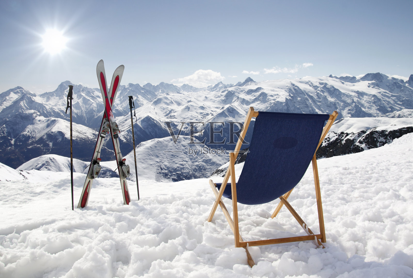交叉滑雪和冬季山上的空太阳躺椅照片摄影图片
