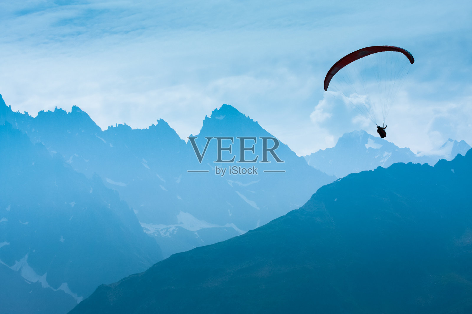 滑翔伞的影子在阿尔卑斯山的山峰上照片摄影图片