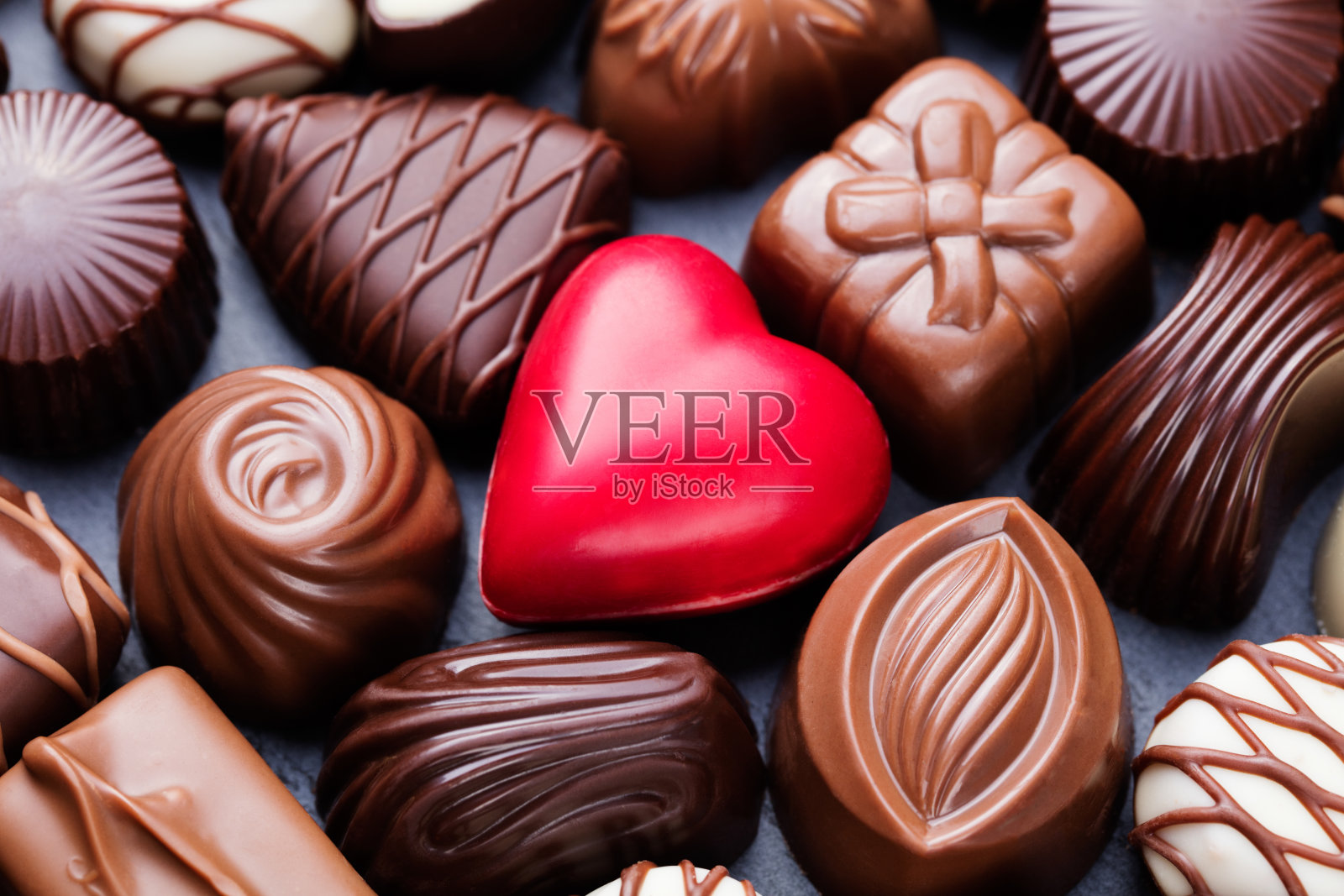 各式各样的巧克力糖果，白色，黑色，牛奶巧克力糖果的背景照片摄影图片