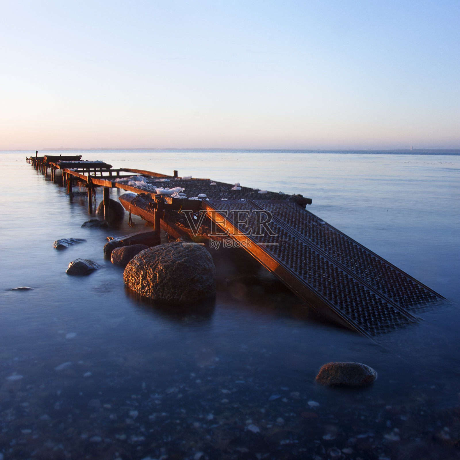 日出时波罗的海的金属建筑照片摄影图片