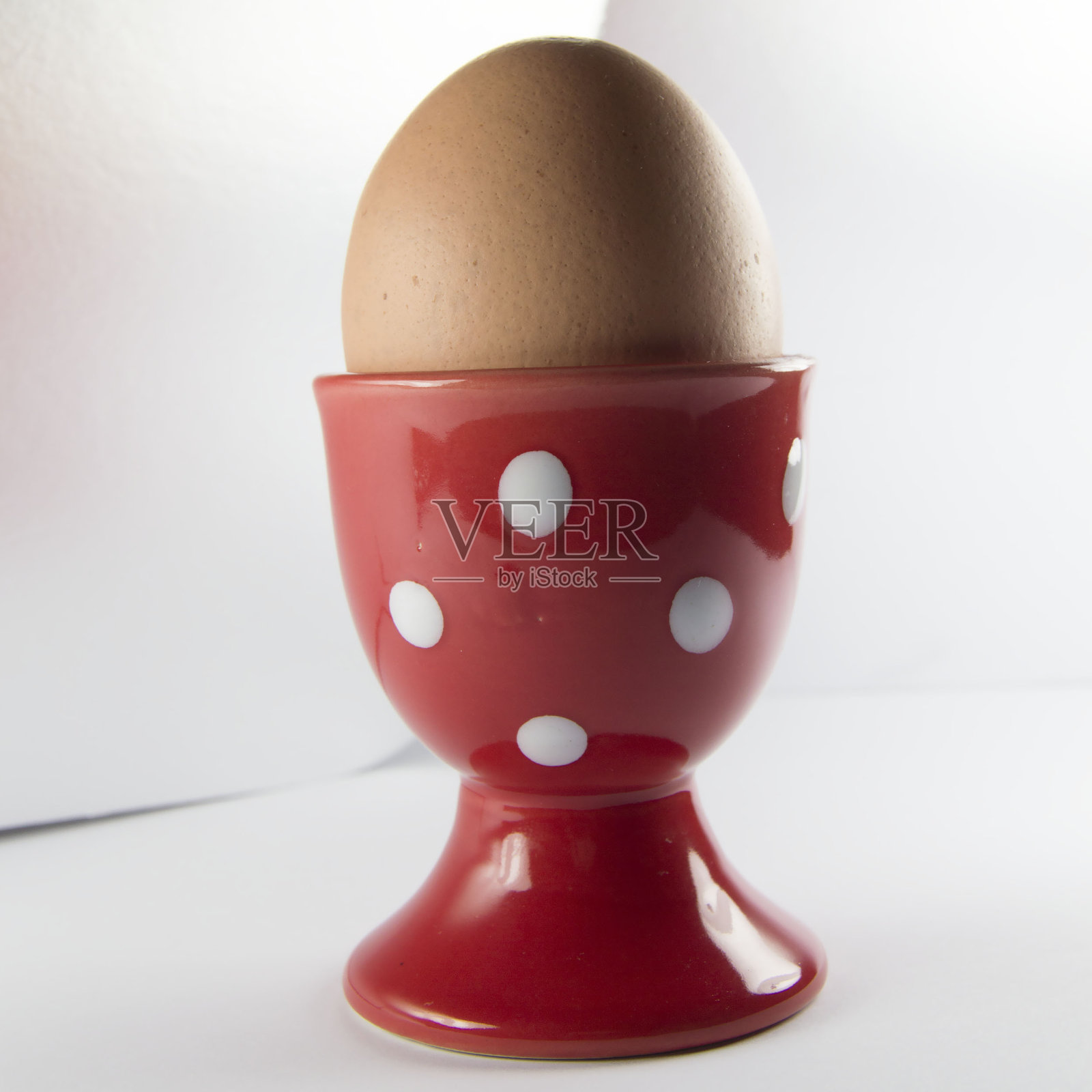 鸡蛋放在红蛋杯里照片摄影图片