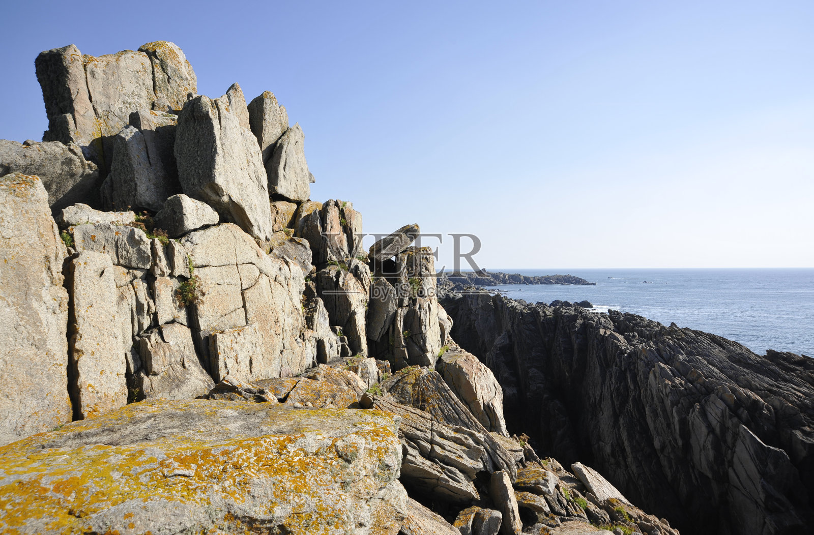 岩石海岸悬崖在Ile d'Yeu，法国;阳光明媚的。照片摄影图片