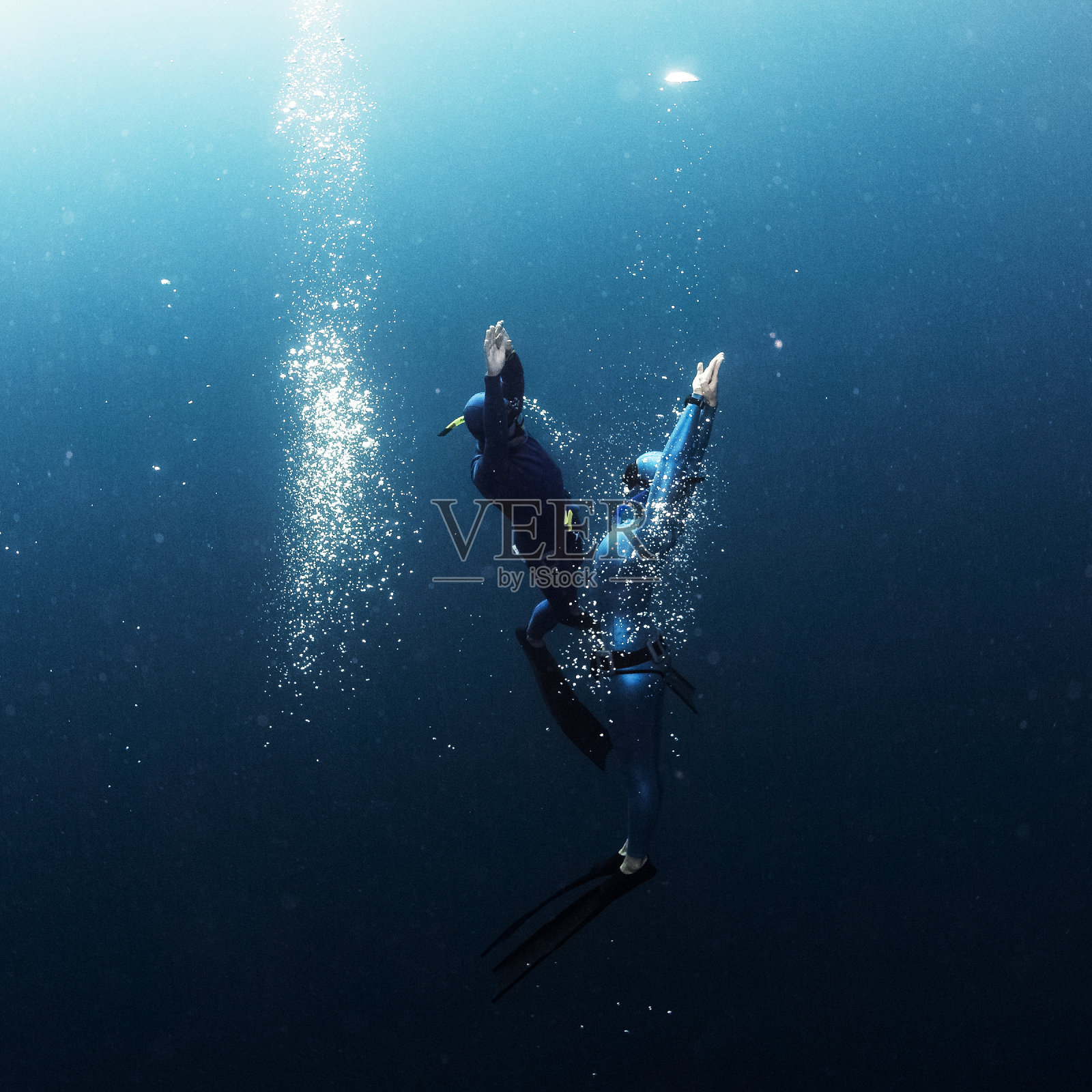 两名自由潜水员从深度上升照片摄影图片