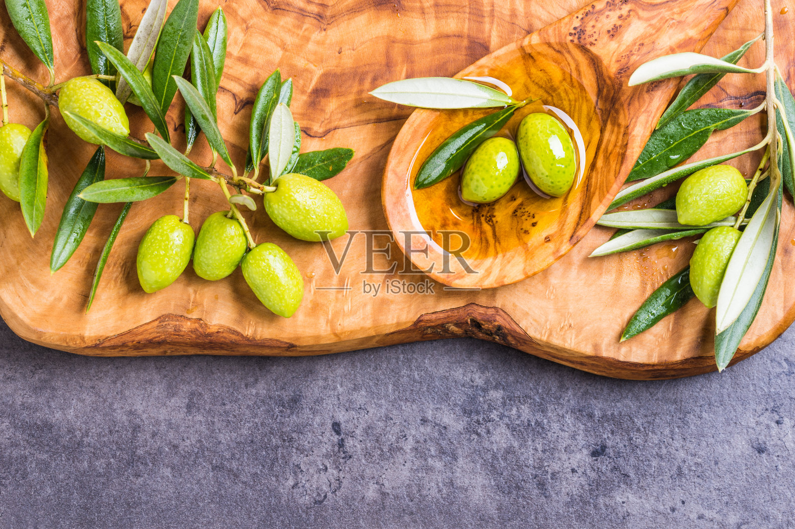 橄榄油和橄榄。照片摄影图片