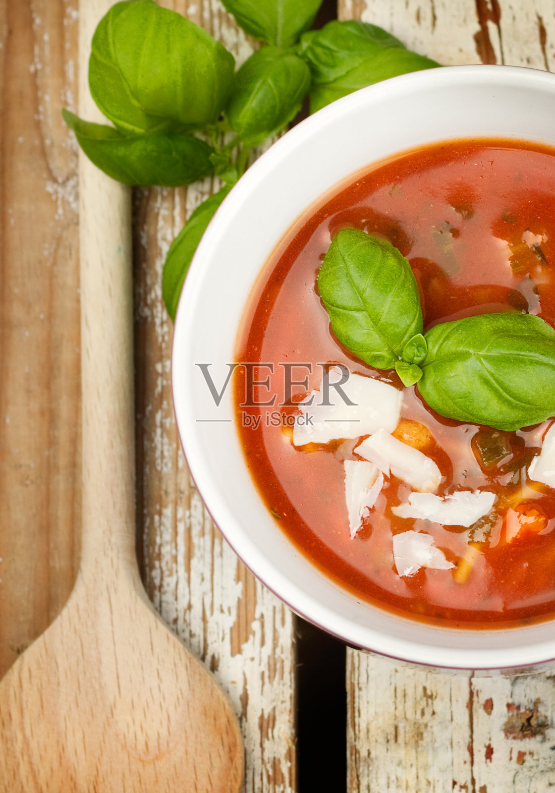 美味新鲜的番茄汤和罗勒照片摄影图片