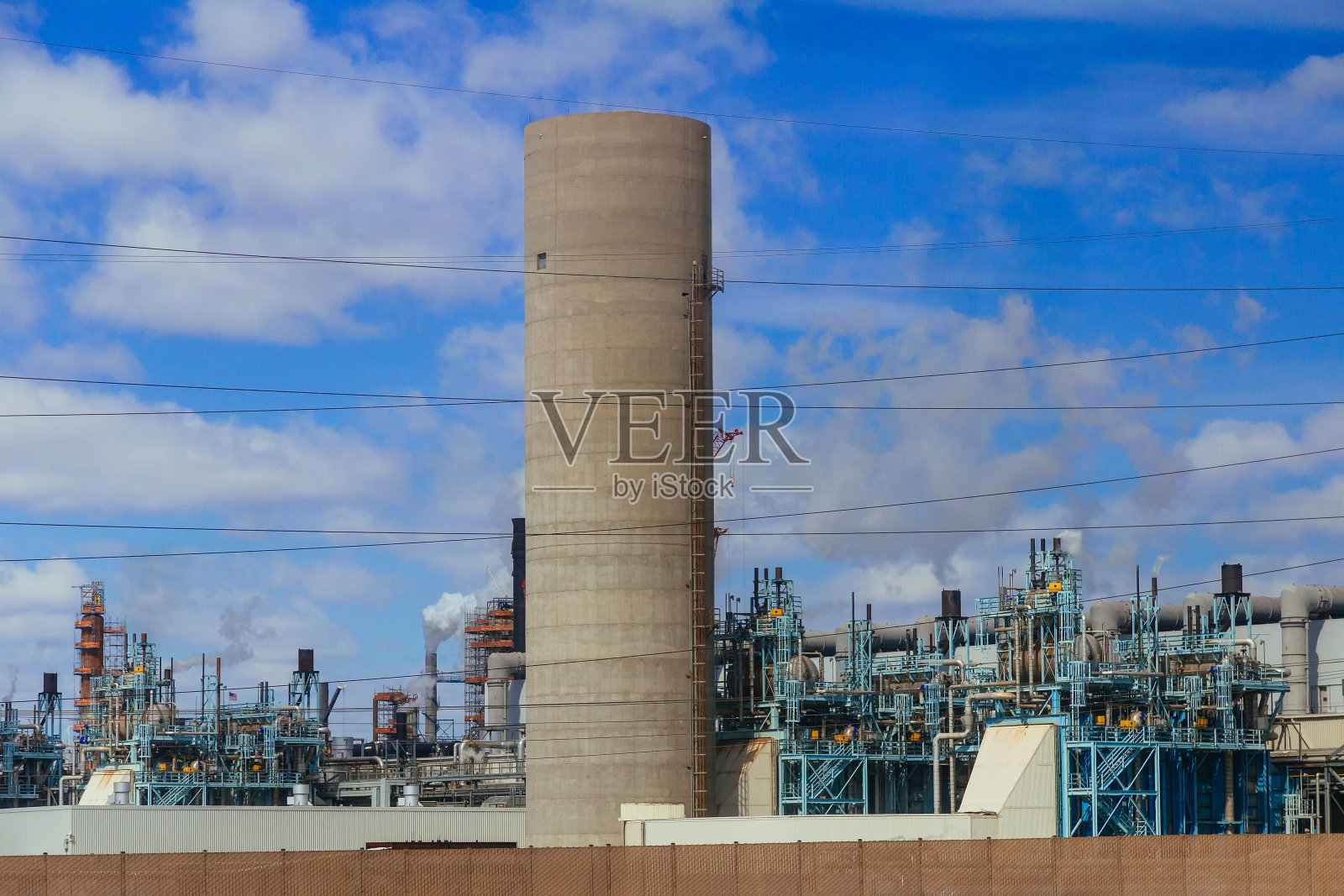 石油和天然气工业-炼油厂在暮光工厂工厂照片摄影图片