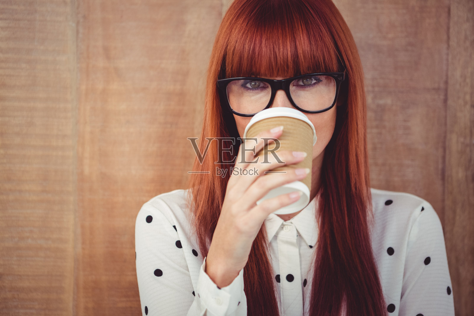 微笑着喝咖啡的时髦女人照片摄影图片