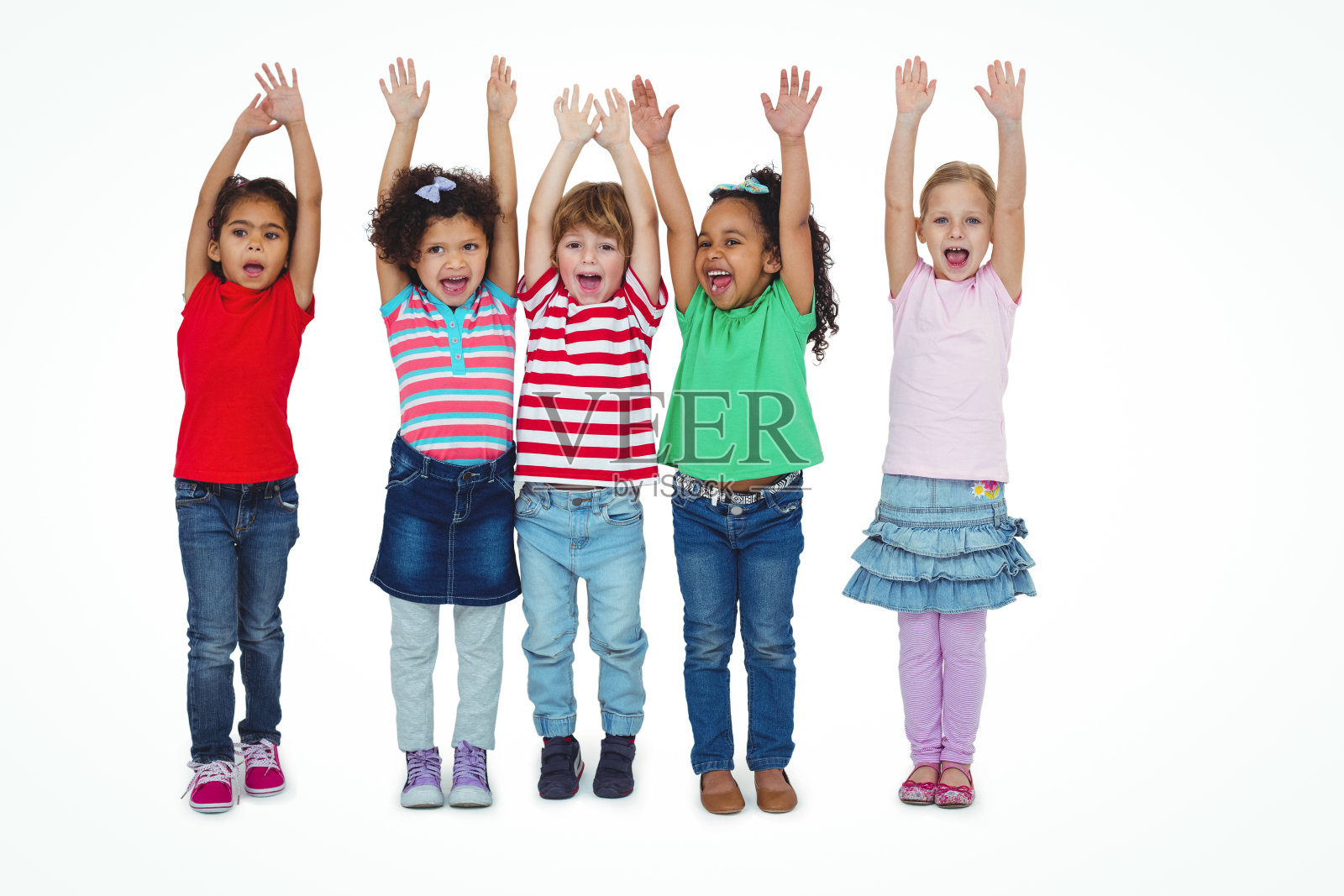 一小群孩子举着手臂站在一起照片摄影图片