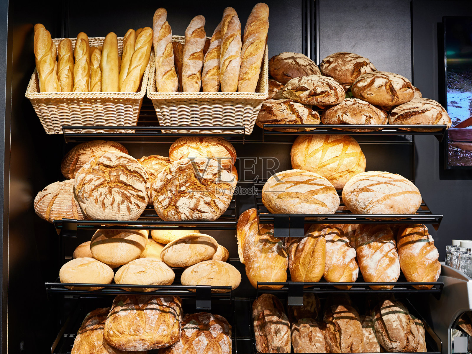 面包店货架上的新鲜面包照片摄影图片