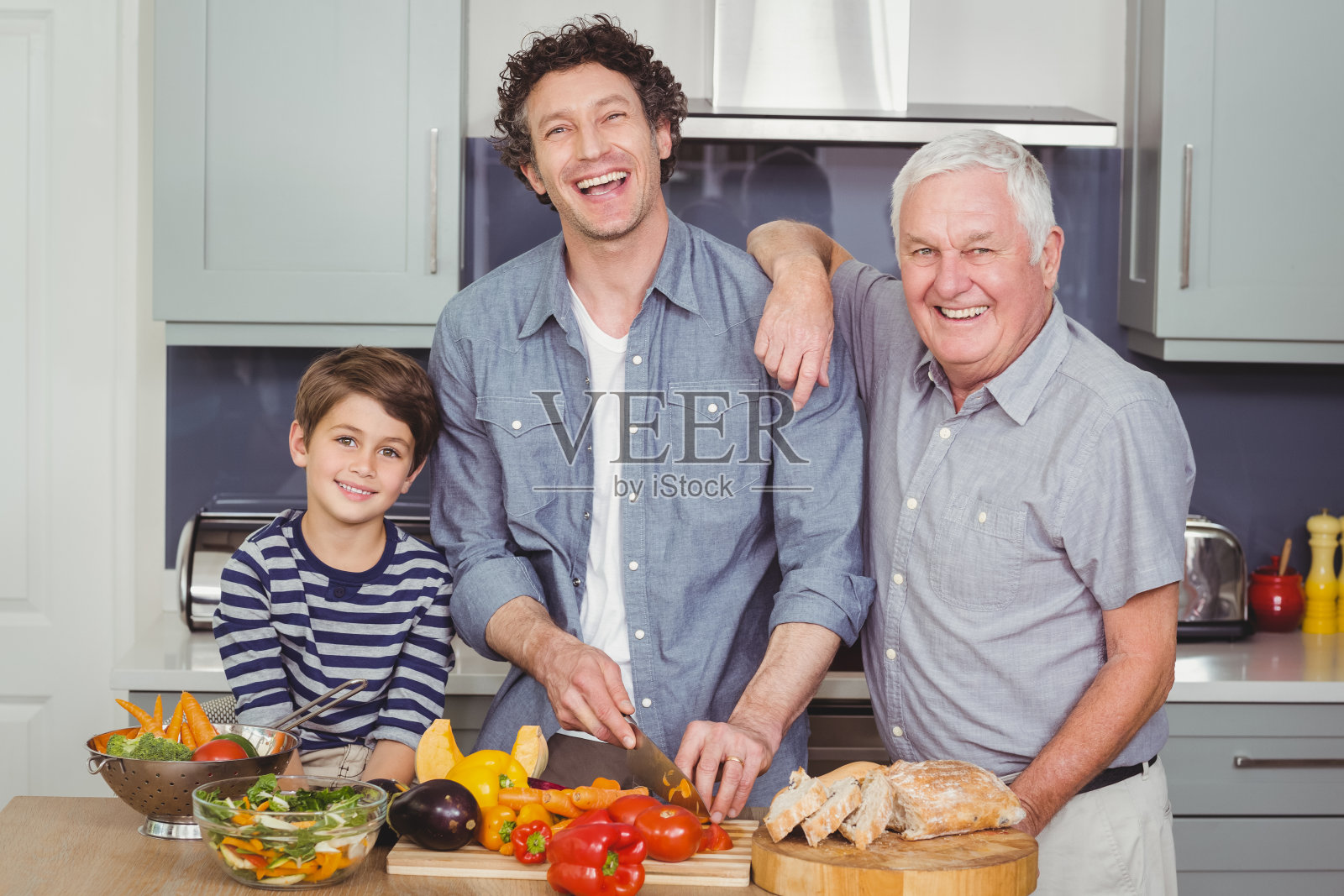 微笑的家庭在厨房的肖像照片摄影图片