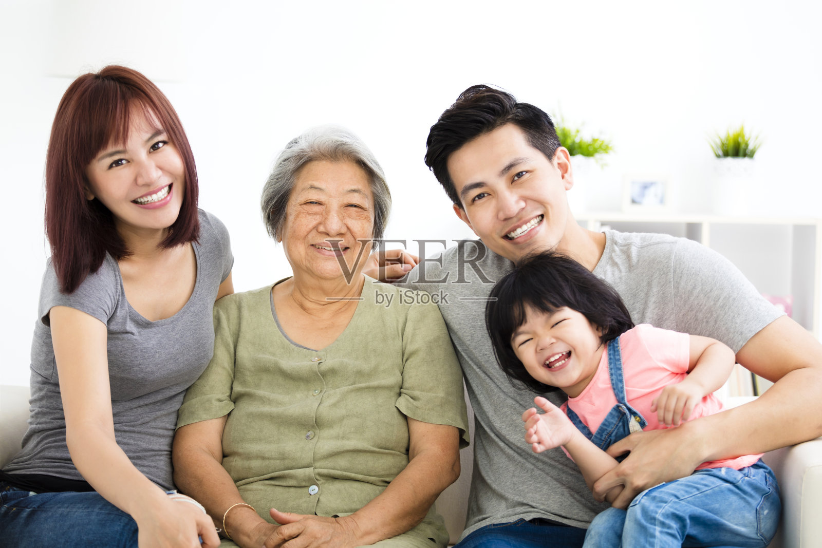 快乐的小女孩和她的祖母和父母照片摄影图片