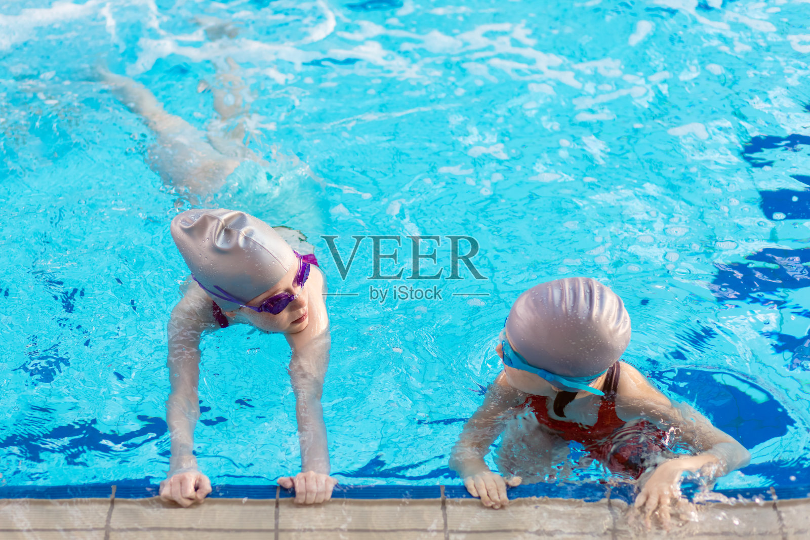 快乐的小朋友们在游泳池班学习游泳照片摄影图片