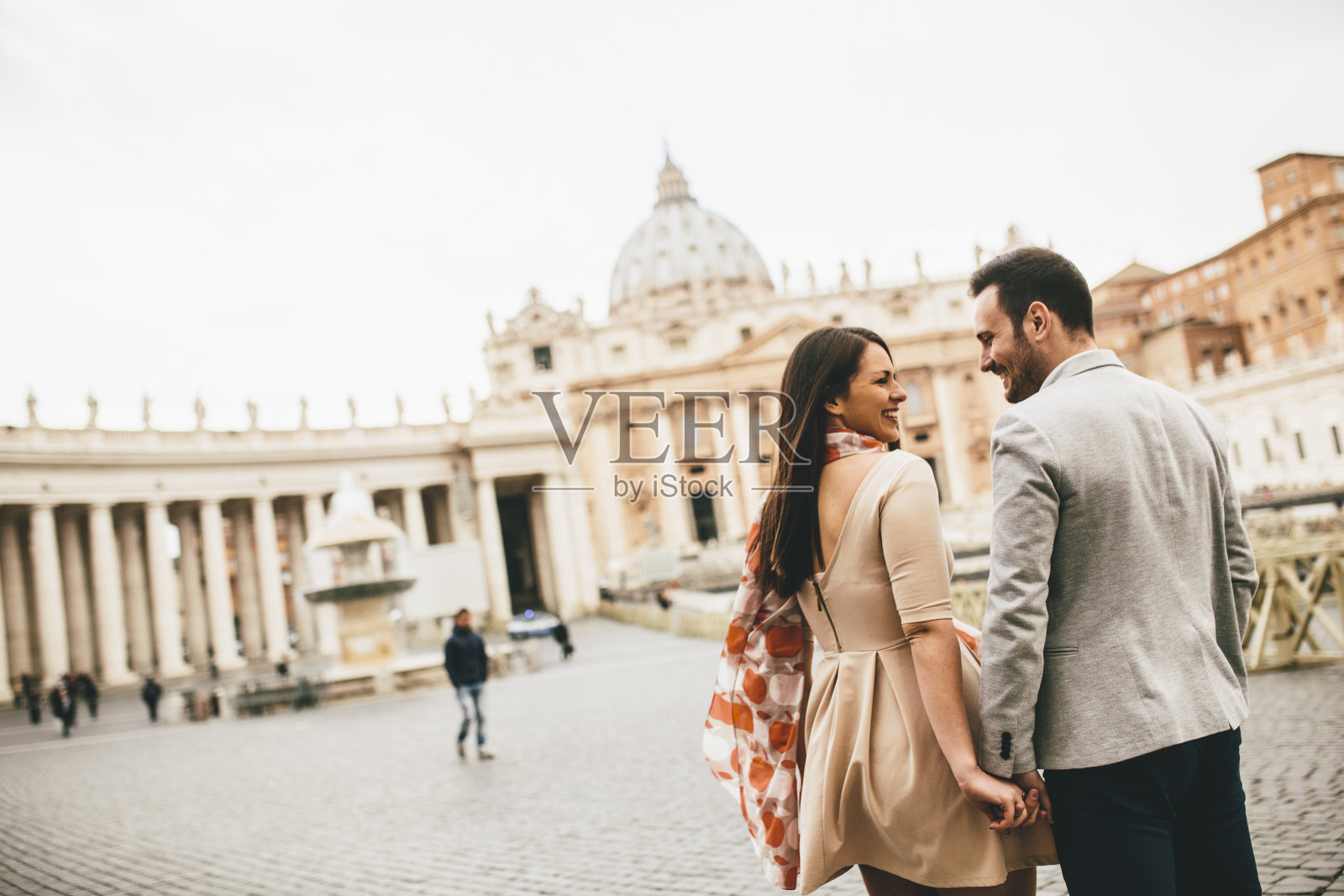 意大利梵蒂冈的一对情侣照片摄影图片
