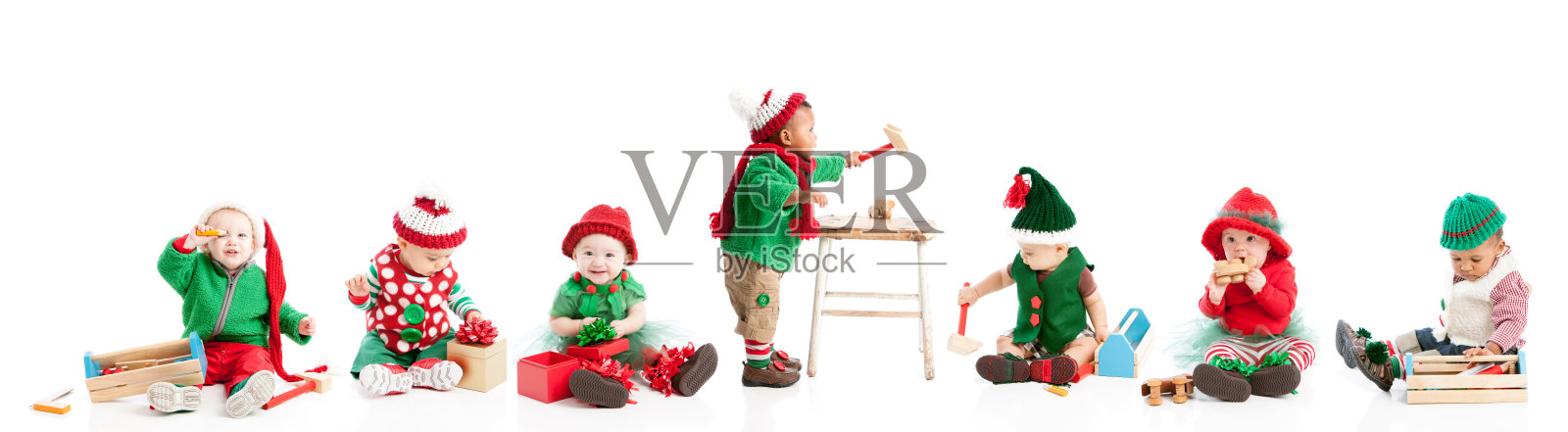 异想天开的圣诞精灵助手宝宝在圣诞老人的工作玩具照片摄影图片