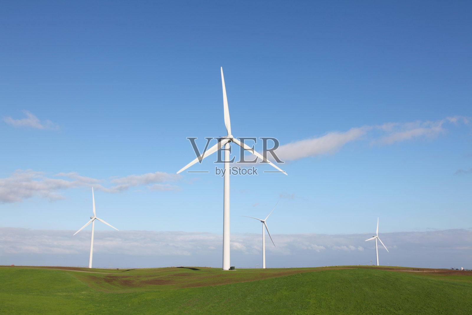 风力发电机、草原、云和蓝天照片摄影图片