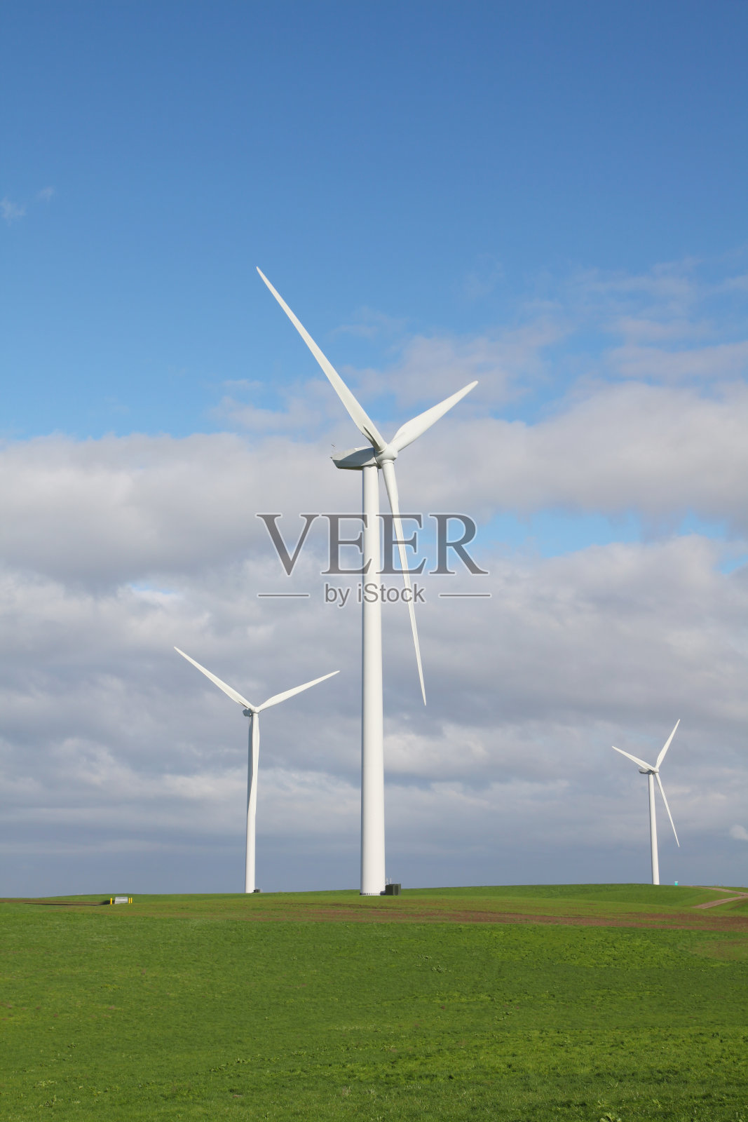 风力涡轮机，草原，蓝天照片摄影图片