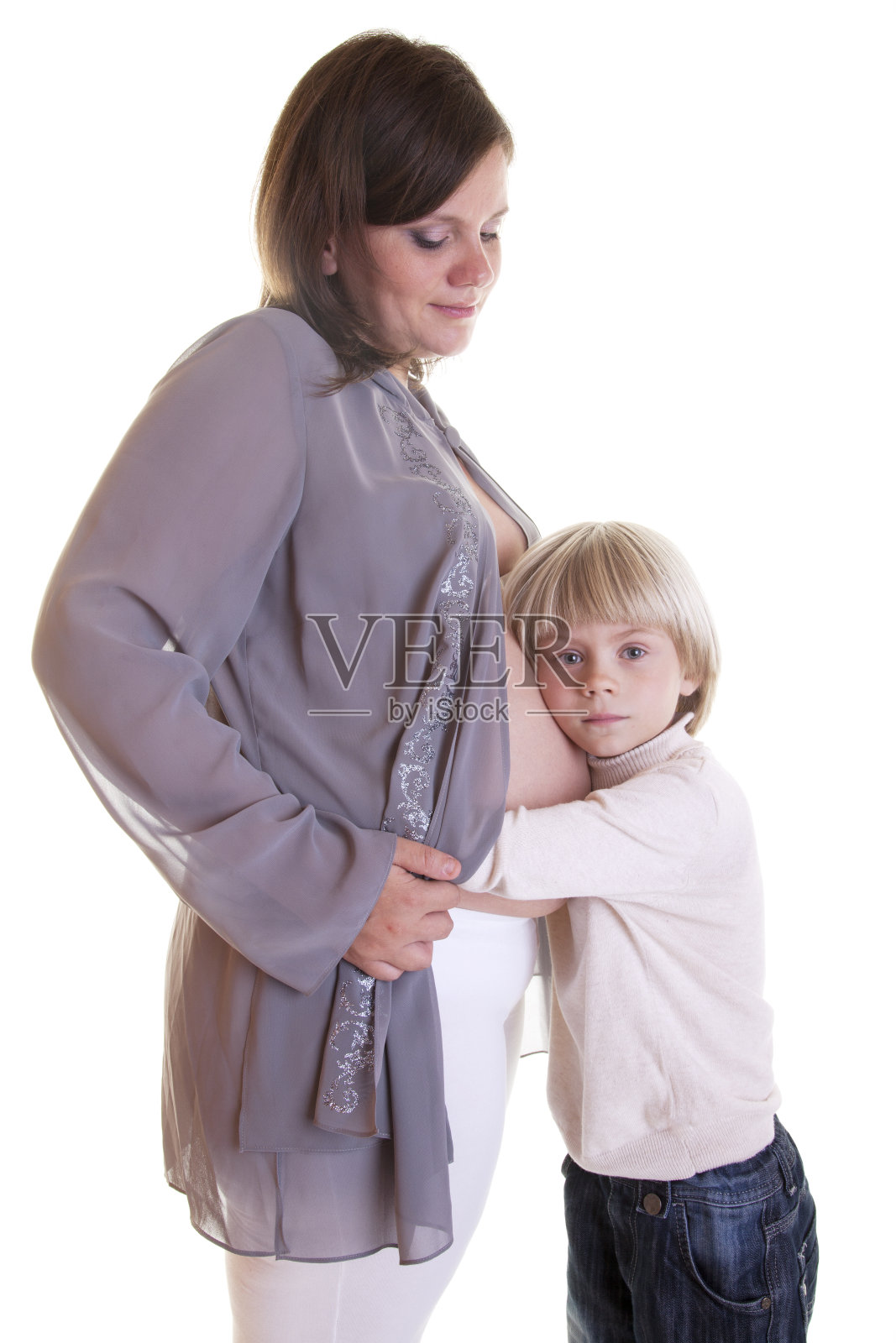小男孩抱着妈妈怀孕的肚子照片摄影图片
