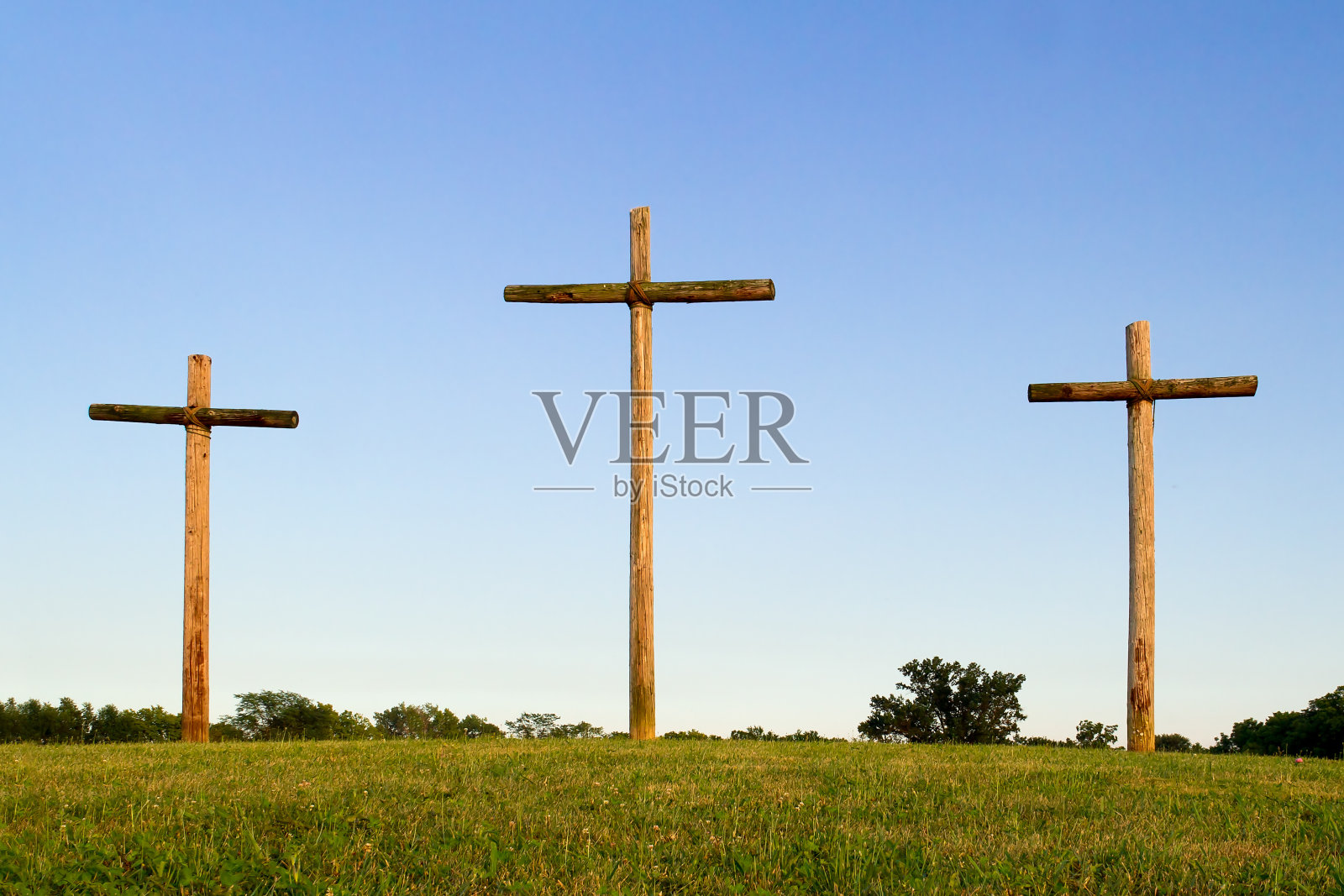 地平线上的三个十字架照片摄影图片