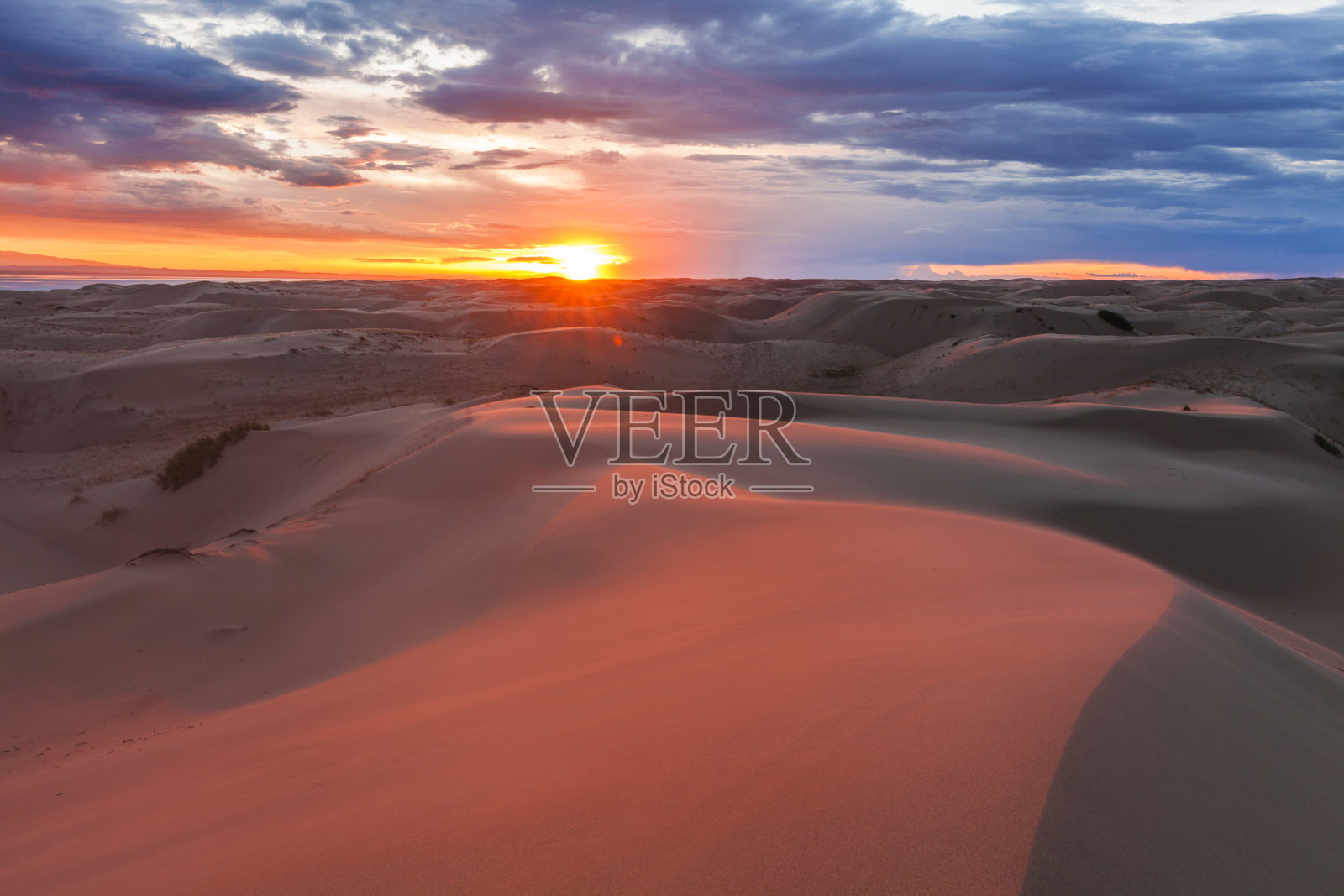 戈壁沙漠中令人惊叹的粉红色日落。蒙古。照片摄影图片