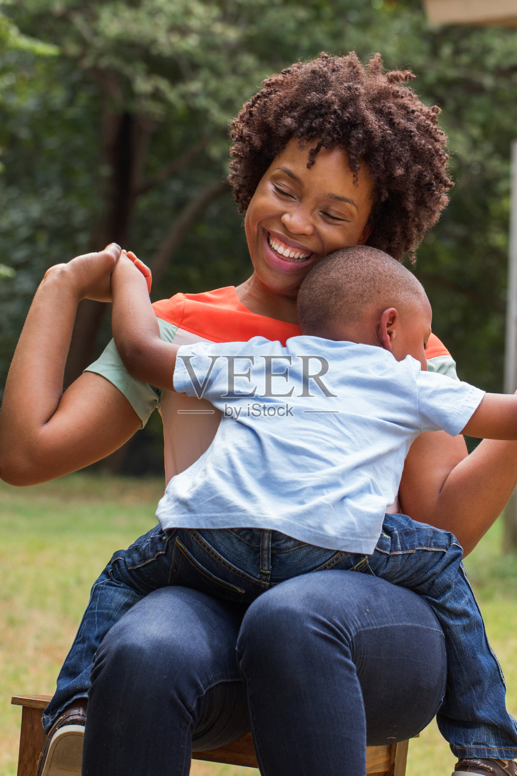 非裔美国母亲抱着她的儿子。照片摄影图片