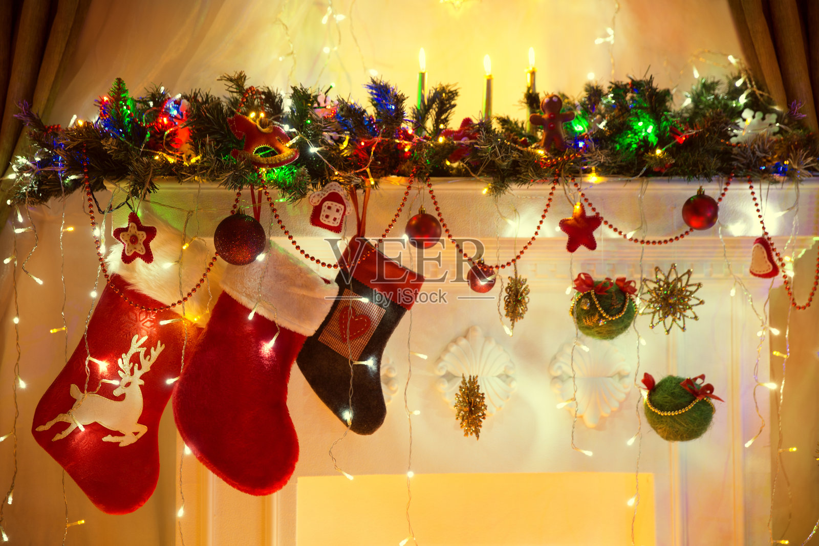采购产品圣诞壁炉，家庭挂袜子，圣诞灯装饰，树枝照片摄影图片