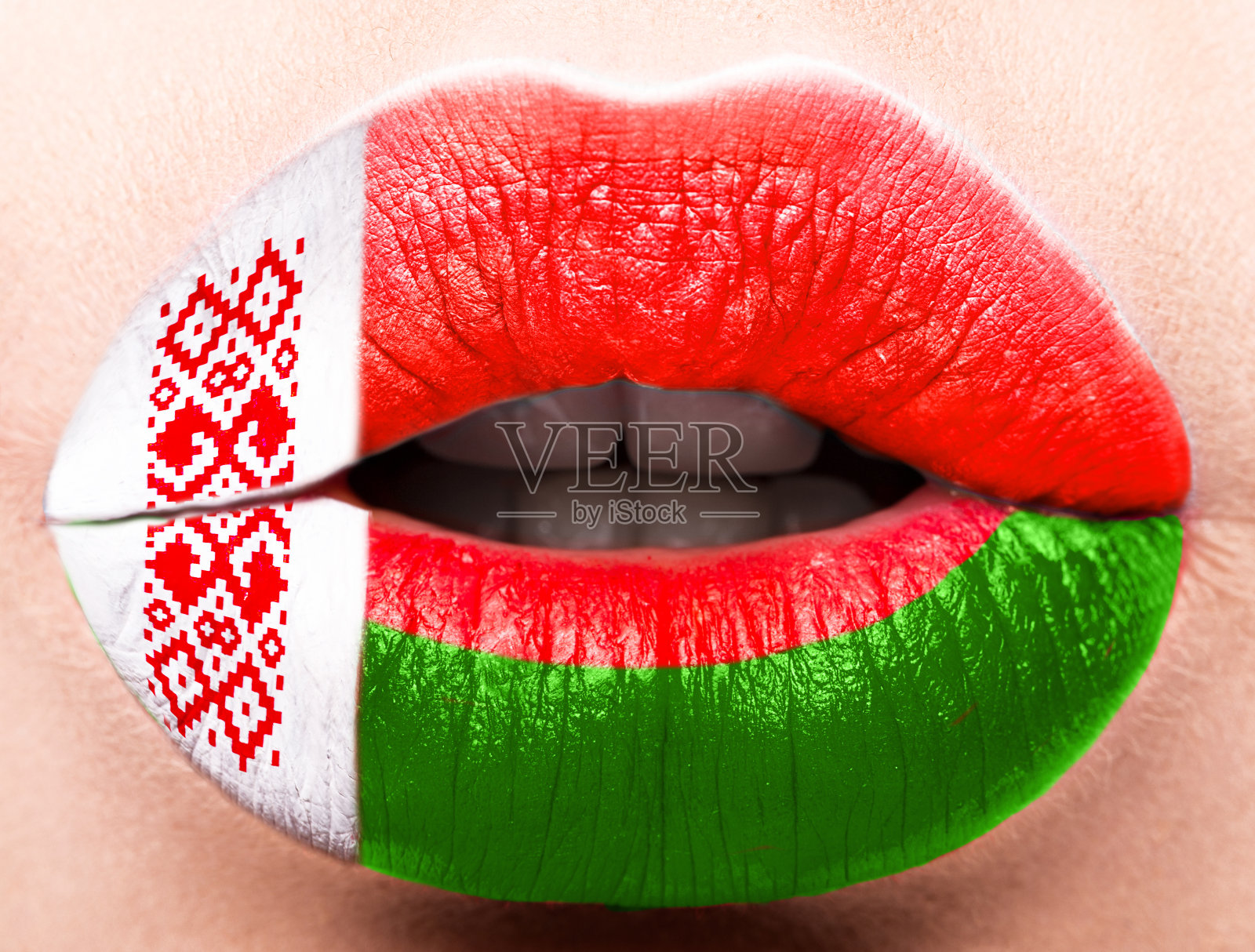 女性的嘴唇与白俄罗斯国旗的图片靠近照片摄影图片