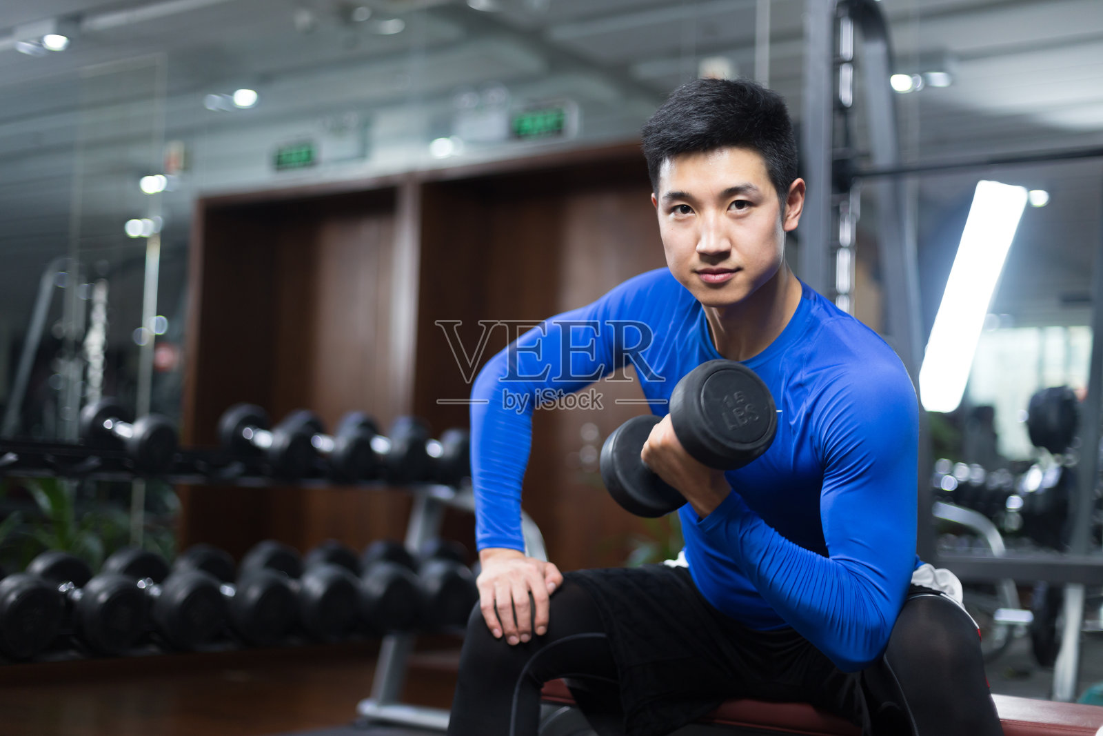 年轻的亚洲人在现代健身房锻炼照片摄影图片