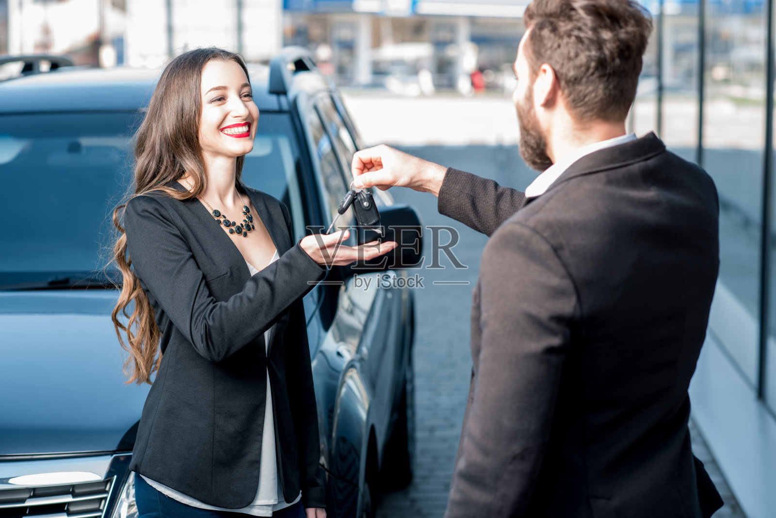 快乐的顾客和卖家在车附近照片摄影图片