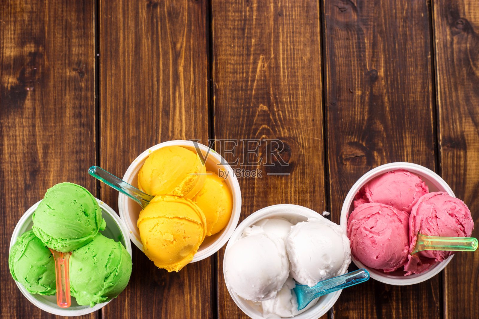 彩色的冰淇淋球在杯子。照片摄影图片