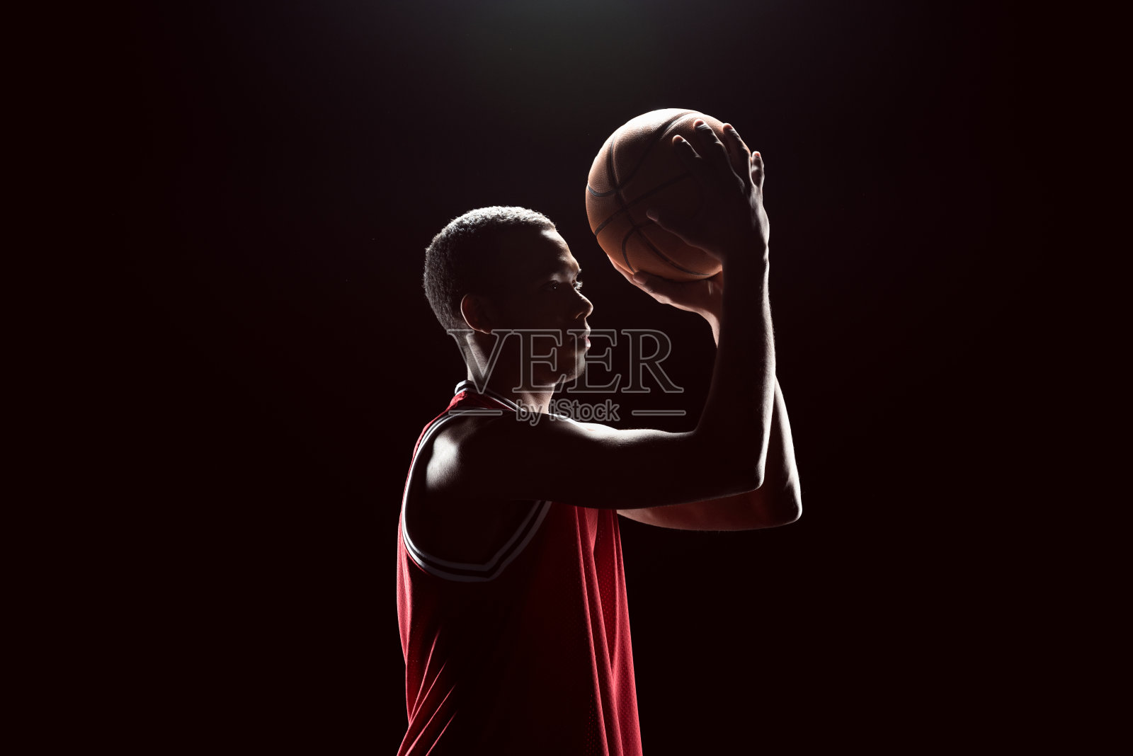 非洲裔美国篮球运动员向黑人投掷球照片摄影图片