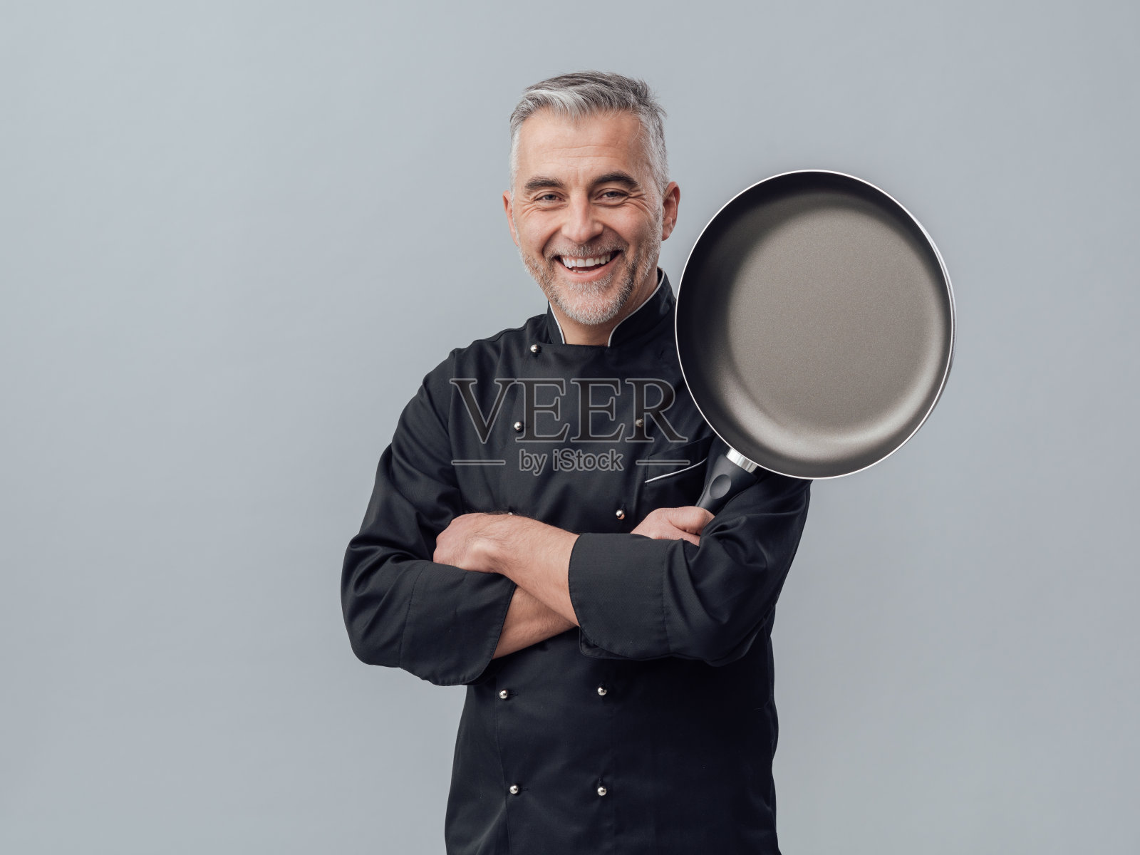 厨师摆着平底锅的姿势照片摄影图片