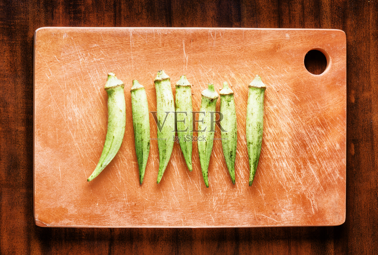 新鲜的绿色种子豆荚秋葵在木板上。生态健康食品照片摄影图片