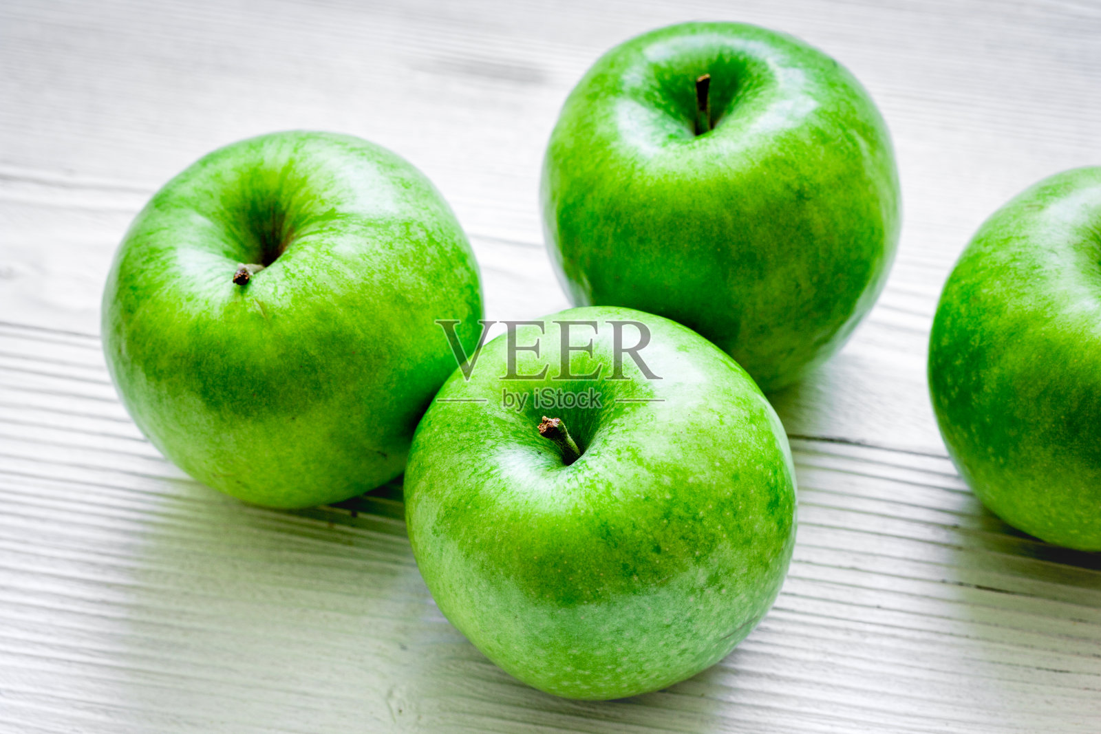 白色背景下绿苹果的夏季食物照片摄影图片