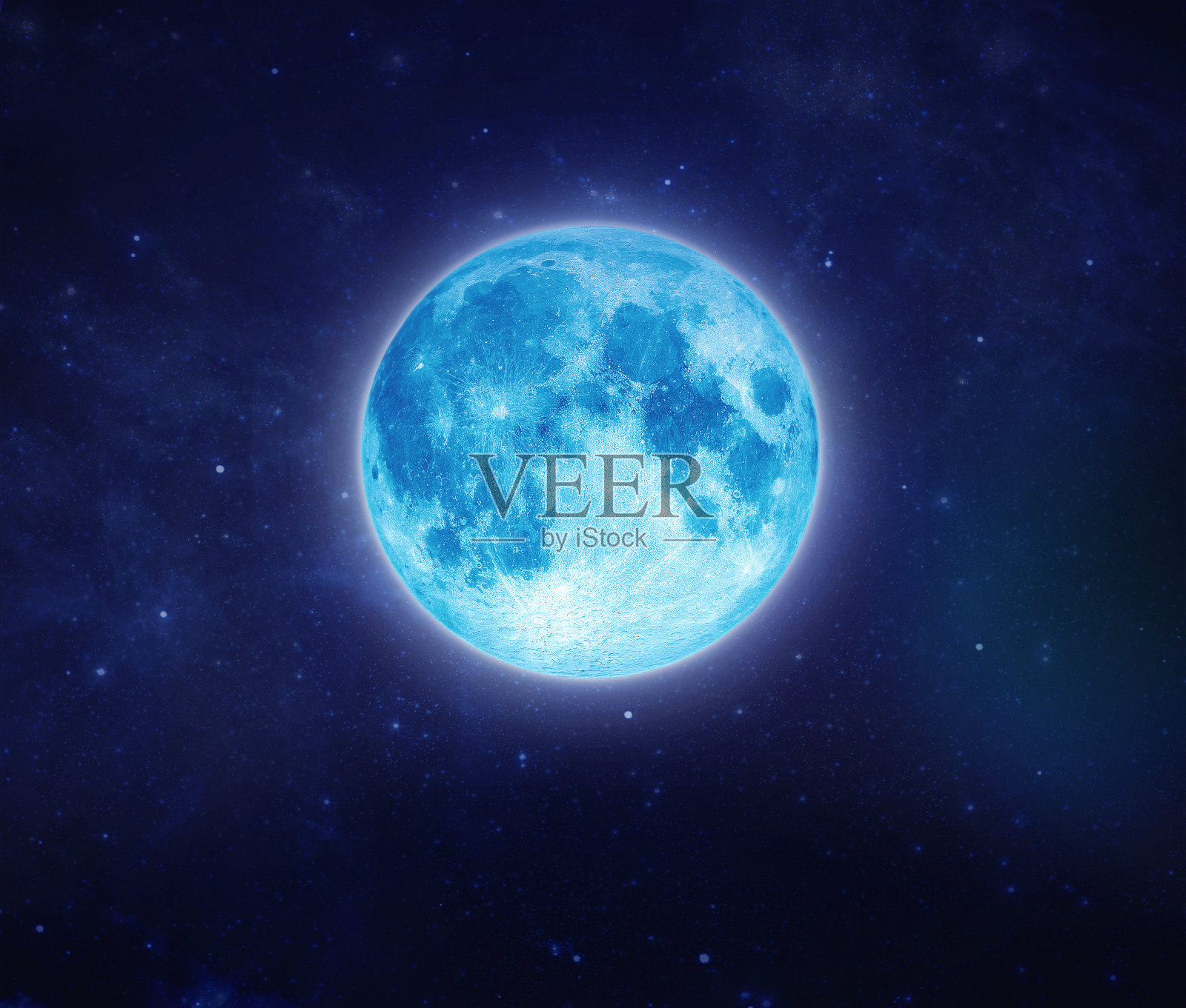 美丽的蓝色月亮在天空和星星在晚上。晚上在户外。满月的月光在夜间与复制空间背景的标题文字和图形设计。插画图片素材
